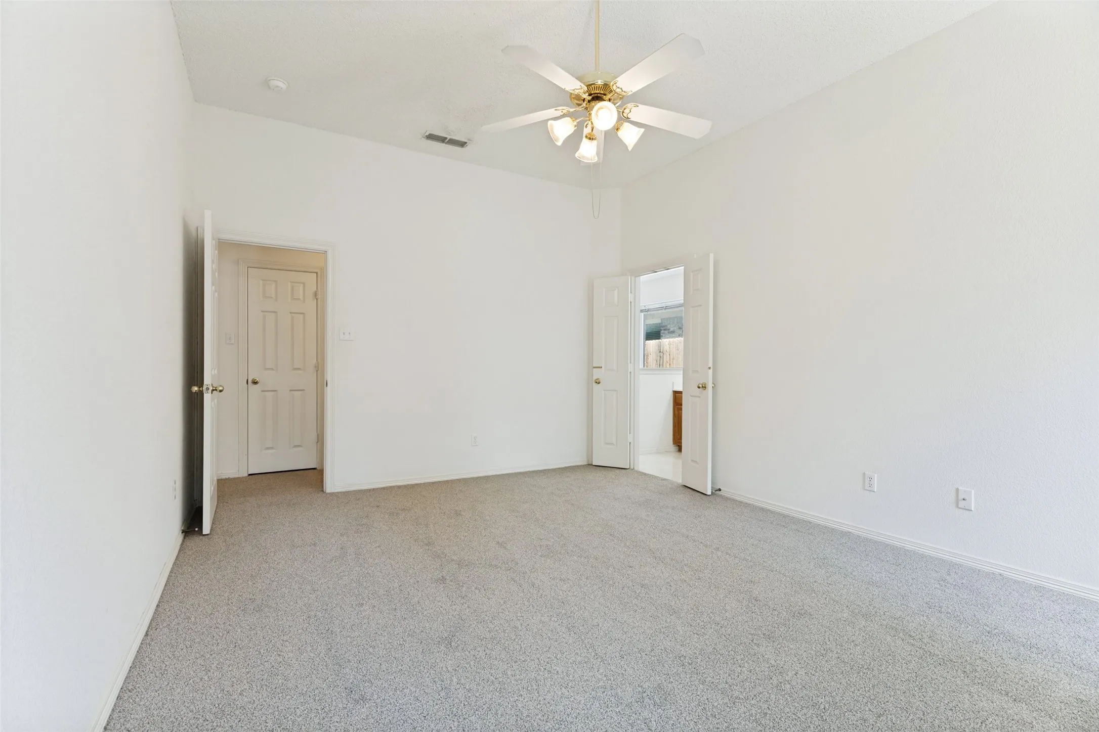 Single Family Residence For Sale in Tarrant County , 8104 Berkshire Drive, Fort Worth, Texas 76137, 4 Bedroom, 2 Bathroom, 2 Garage spaces, 1,959 Sqft, built in 1998, mls#21366518, Real Estate Agent in Fort Worth, Homes For Sale in Tarrant county, Homes For Sale in Fort Worth, Realtor in Fort Worth Texas, Real Estate Brokerage Independent Realty Texas, Luminita Cordes Realtor