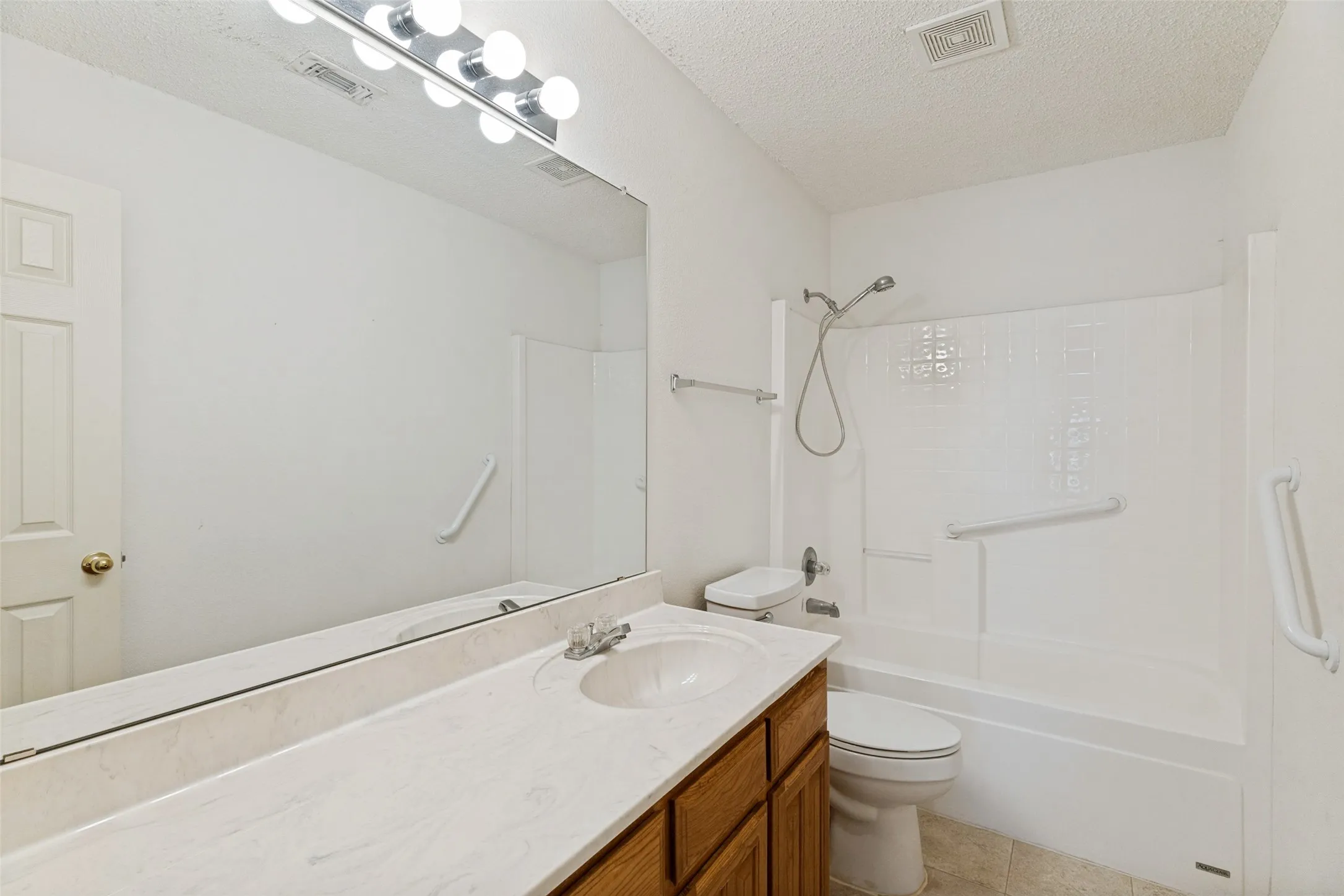 Single Family Residence For Sale in Tarrant County , 8104 Berkshire Drive, Fort Worth, Texas 76137, 4 Bedroom, 2 Bathroom, 2 Garage spaces, 1,959 Sqft, built in 1998, mls#21366518, Real Estate Agent in Fort Worth, Homes For Sale in Tarrant county, Homes For Sale in Fort Worth, Realtor in Fort Worth Texas, Real Estate Brokerage Independent Realty Texas, Luminita Cordes Realtor