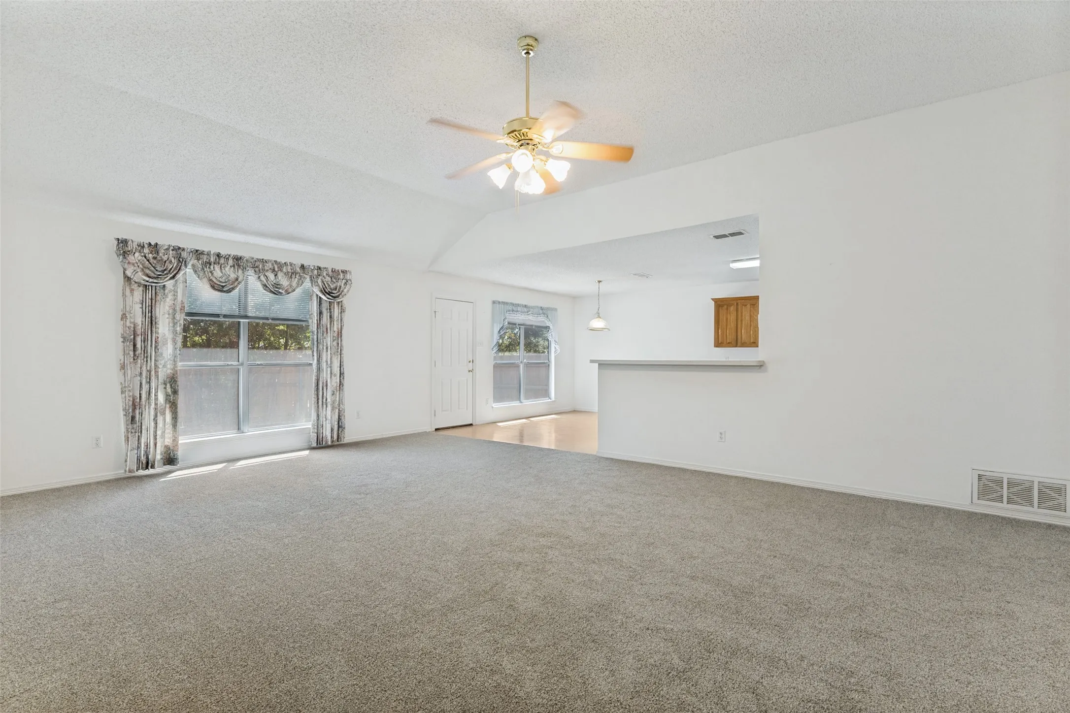 Single Family Residence For Sale in Tarrant County , 8104 Berkshire Drive, Fort Worth, Texas 76137, 4 Bedroom, 2 Bathroom, 2 Garage spaces, 1,959 Sqft, built in 1998, mls#21366518, Real Estate Agent in Fort Worth, Homes For Sale in Tarrant county, Homes For Sale in Fort Worth, Realtor in Fort Worth Texas, Real Estate Brokerage Independent Realty Texas, Luminita Cordes Realtor