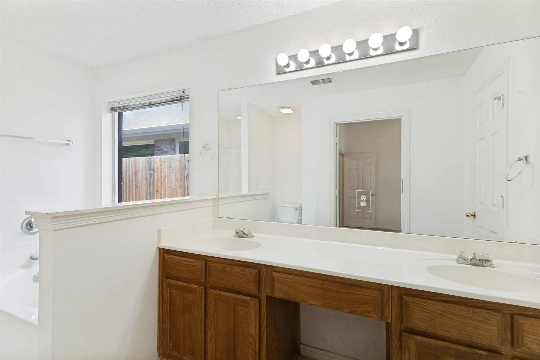 Single Family Residence For Sale in Tarrant County , 8104 Berkshire Drive, Fort Worth, Texas 76137, 4 Bedroom, 2 Bathroom, 2 Garage spaces, 1,959 Sqft, built in 1998, mls#21366518, Real Estate Agent in Fort Worth, Homes For Sale in Tarrant county, Homes For Sale in Fort Worth, Realtor in Fort Worth Texas, Real Estate Brokerage Independent Realty Texas, Luminita Cordes Realtor