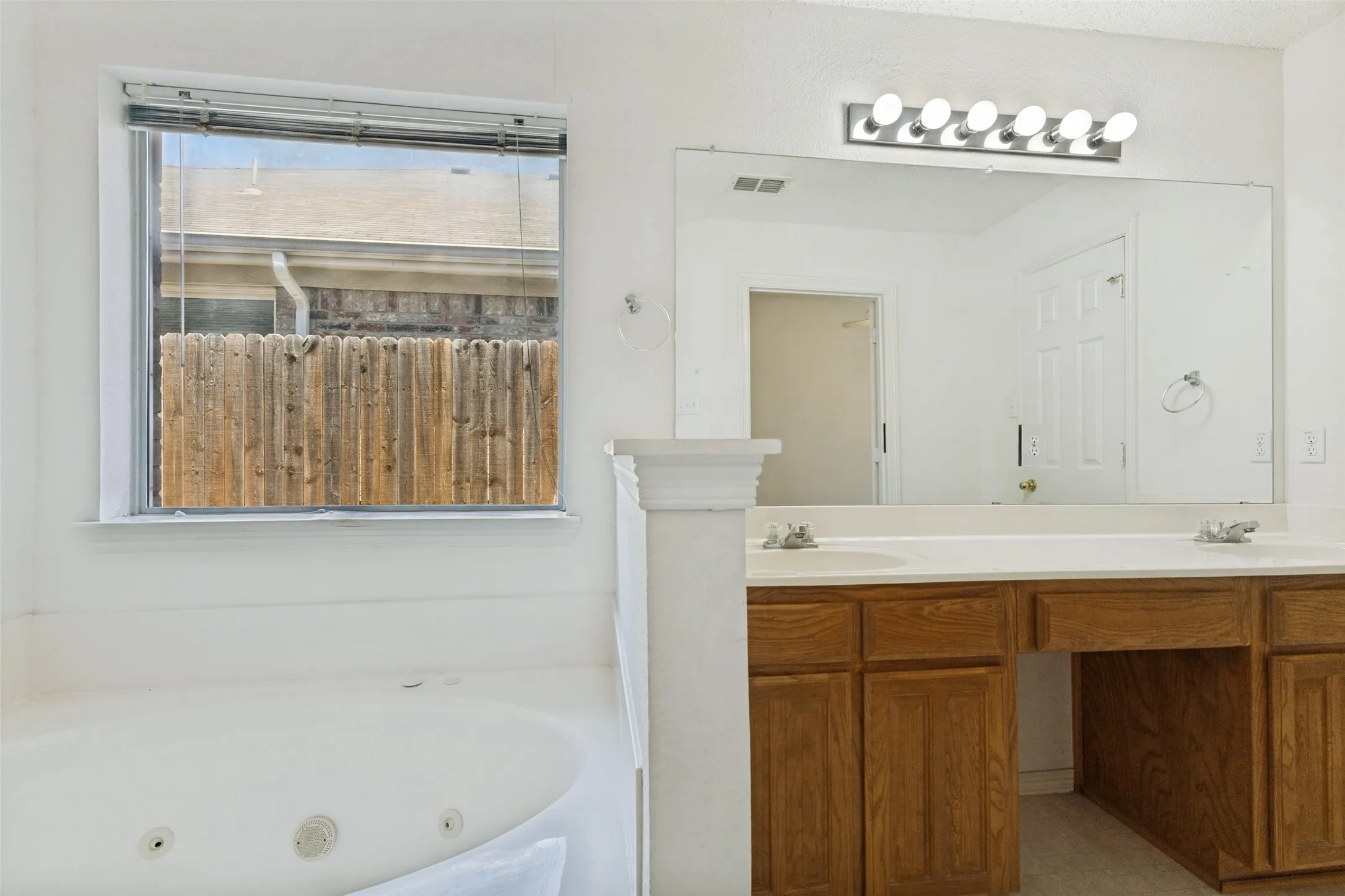 Single Family Residence For Sale in Tarrant County , 8104 Berkshire Drive, Fort Worth, Texas 76137, 4 Bedroom, 2 Bathroom, 2 Garage spaces, 1,959 Sqft, built in 1998, mls#21366518, Real Estate Agent in Fort Worth, Homes For Sale in Tarrant county, Homes For Sale in Fort Worth, Realtor in Fort Worth Texas, Real Estate Brokerage Independent Realty Texas, Luminita Cordes Realtor