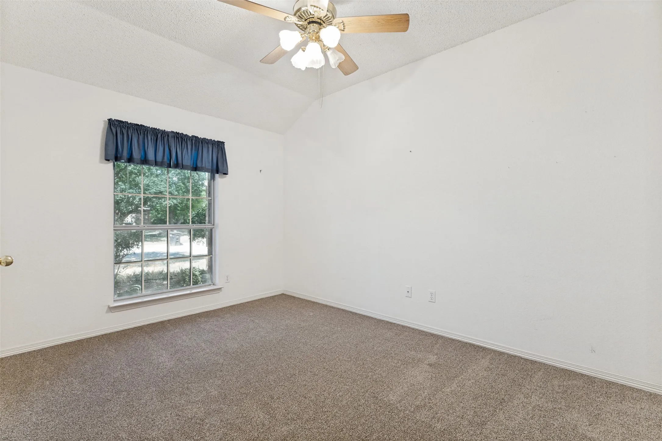 Single Family Residence For Sale in Tarrant County , 8104 Berkshire Drive, Fort Worth, Texas 76137, 4 Bedroom, 2 Bathroom, 2 Garage spaces, 1,959 Sqft, built in 1998, mls#21366518, Real Estate Agent in Fort Worth, Homes For Sale in Tarrant county, Homes For Sale in Fort Worth, Realtor in Fort Worth Texas, Real Estate Brokerage Independent Realty Texas, Luminita Cordes Realtor