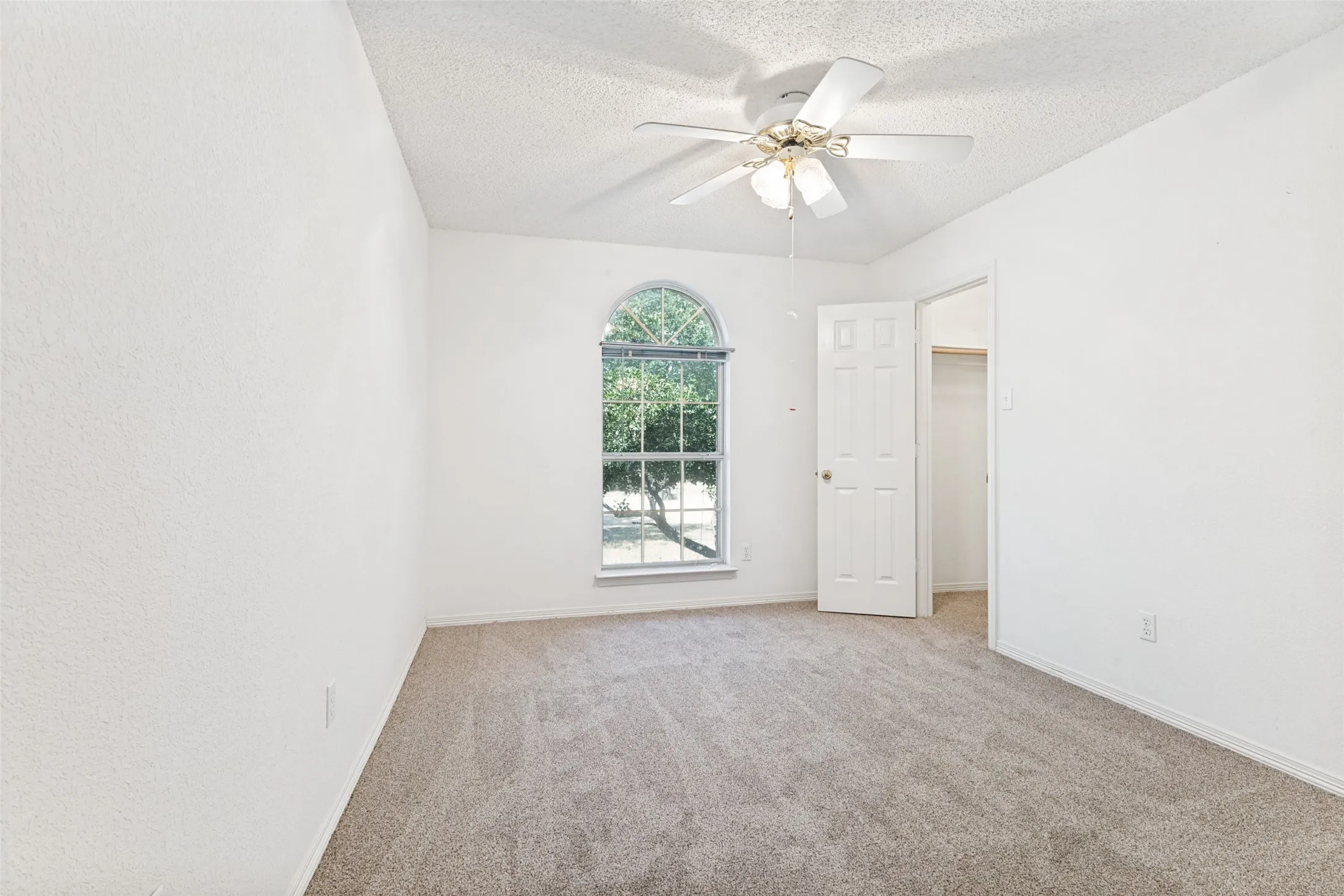 Single Family Residence For Sale in Tarrant County , 8104 Berkshire Drive, Fort Worth, Texas 76137, 4 Bedroom, 2 Bathroom, 2 Garage spaces, 1,959 Sqft, built in 1998, mls#21366518, Real Estate Agent in Fort Worth, Homes For Sale in Tarrant county, Homes For Sale in Fort Worth, Realtor in Fort Worth Texas, Real Estate Brokerage Independent Realty Texas, Luminita Cordes Realtor