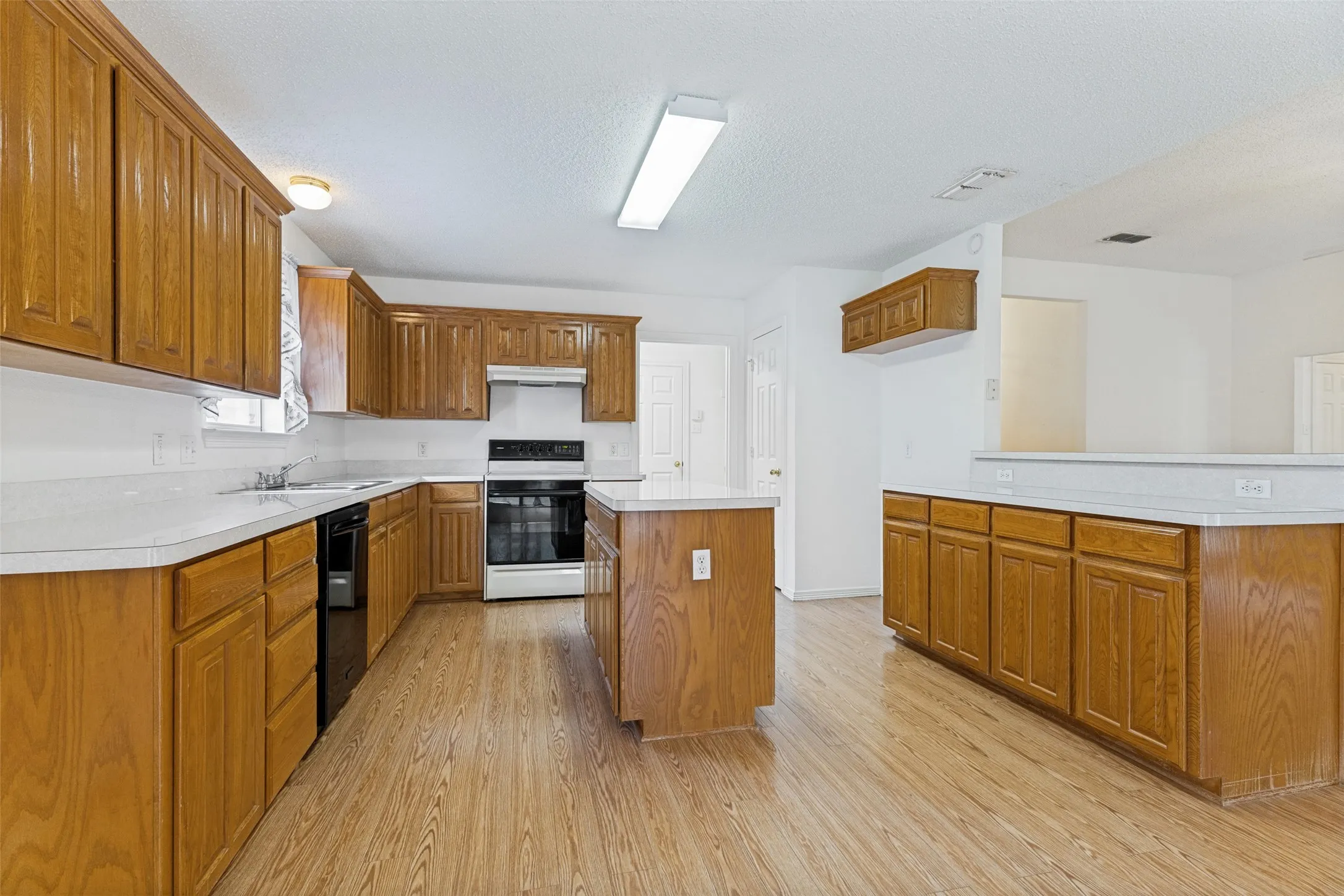 Single Family Residence For Sale in Tarrant County , 8104 Berkshire Drive, Fort Worth, Texas 76137, 4 Bedroom, 2 Bathroom, 2 Garage spaces, 1,959 Sqft, built in 1998, mls#21366518, Real Estate Agent in Fort Worth, Homes For Sale in Tarrant county, Homes For Sale in Fort Worth, Realtor in Fort Worth Texas, Real Estate Brokerage Independent Realty Texas, Luminita Cordes Realtor