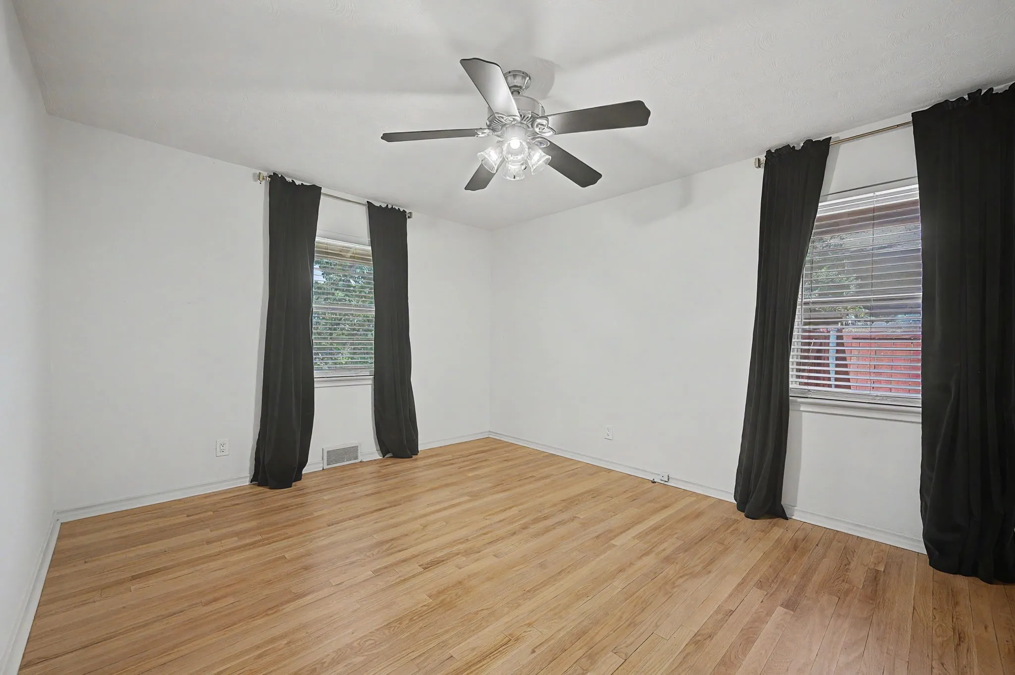 Single Family Residence For Sale in Dallas County , 8046 Fall River Drive, Dallas, Texas 75228, 3 Bedroom, 2 Bathroom, 2 Garage spaces, 1,591 Sqft, built in 1956, mls#21365633, Real Estate Agent in Dallas, Homes For Sale in Dallas county, Homes For Sale in Dallas, Realtor in Dallas Texas, Real Estate Brokerage Independent Realty Texas, Luminita Cordes Realtor