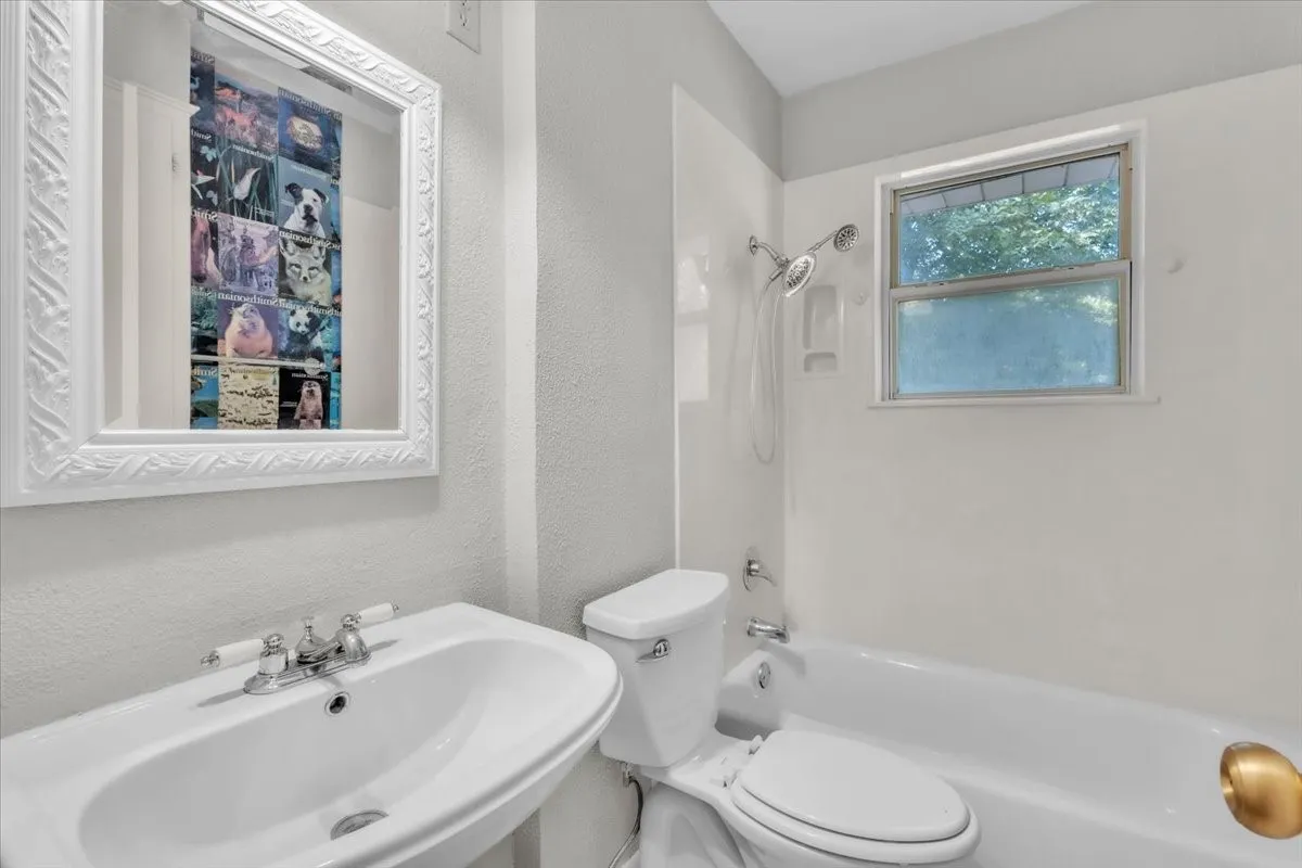 Single Family Residence For Sale in Denton County , 349 Rivercrest Drive, Lewisville, Texas 75067, 3 Bedroom, 2 Bathroom, Garage spaces, 1,638 Sqft, built in 1962, mls#21366523, Real Estate Agent in Lewisville, Homes For Sale in Denton county, Homes For Sale in Lewisville, Realtor in Lewisville Texas, Real Estate Brokerage Independent Realty Texas, Luminita Cordes Realtor
