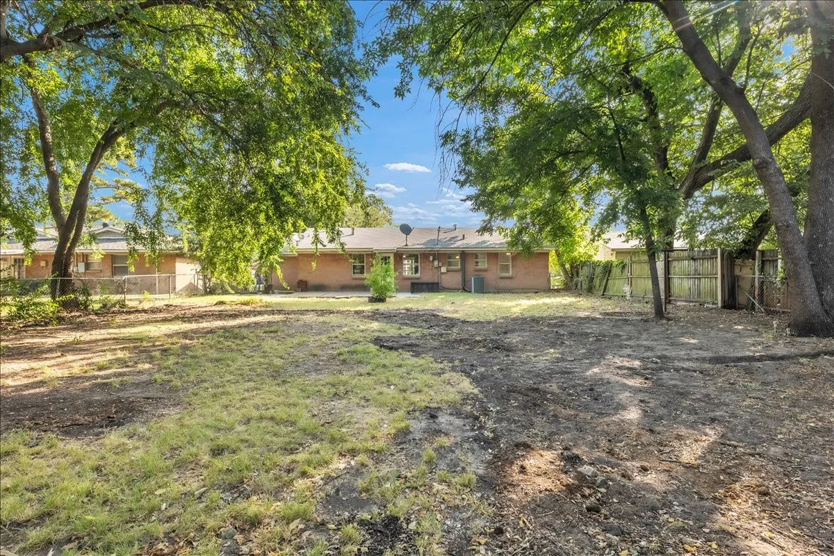 Single Family Residence For Sale in Denton County , 349 Rivercrest Drive, Lewisville, Texas 75067, 3 Bedroom, 2 Bathroom, Garage spaces, 1,638 Sqft, built in 1962, mls#21366523, Real Estate Agent in Lewisville, Homes For Sale in Denton county, Homes For Sale in Lewisville, Realtor in Lewisville Texas, Real Estate Brokerage Independent Realty Texas, Luminita Cordes Realtor