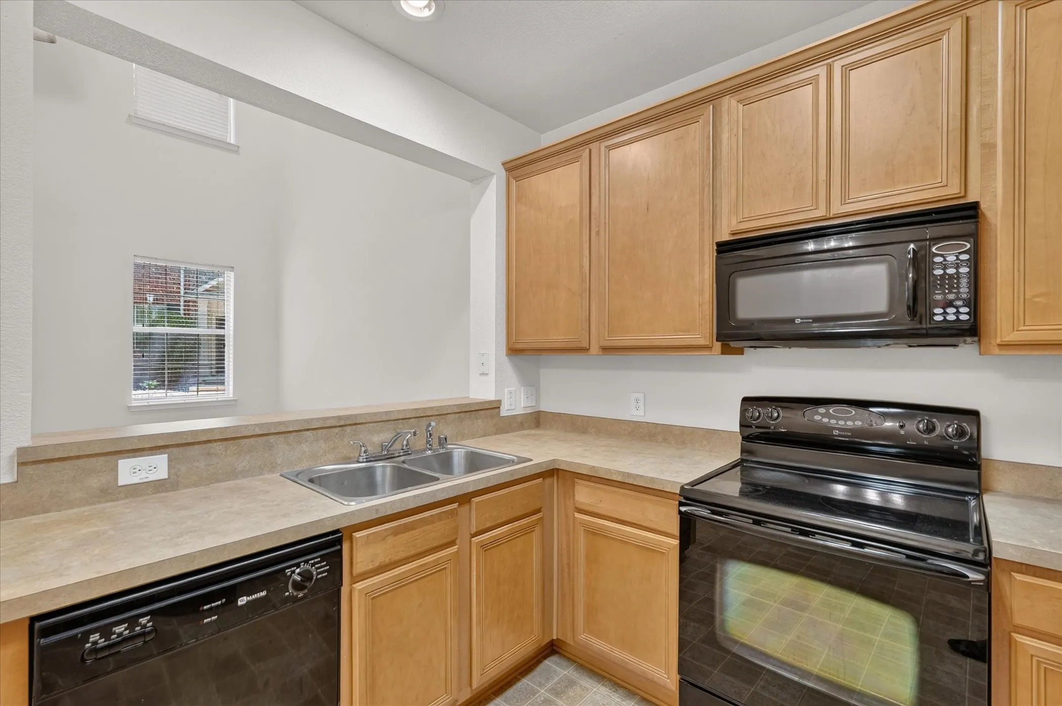 Townhouse For Sale in Collin County , 4020 Kyndra Circle, Richardson, Texas 75082, 2 Bedroom, 2 Bathroom, 2 Garage spaces, 1,234 Sqft, built in 2004, mls#21365357, Real Estate Agent in Richardson, Homes For Sale in Collin county, Homes For Sale in Richardson, Realtor in Richardson Texas, Real Estate Brokerage Independent Realty Texas, Luminita Cordes Realtor