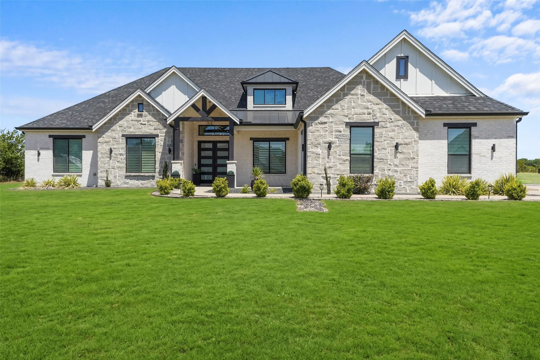 Single Family Residence For Sale in Hunt County , 2315 Doe Crossing, Caddo Mills, Texas 75135, 3 Bedroom, 4 Bathroom, 2 Garage spaces, 2,944 Sqft, built in 2022, mls#21365874, Real Estate Agent in Caddo Mills, Homes For Sale in Hunt county, Homes For Sale in Caddo Mills, Realtor in Caddo Mills Texas, Real Estate Brokerage Independent Realty Texas, Luminita Cordes Realtor