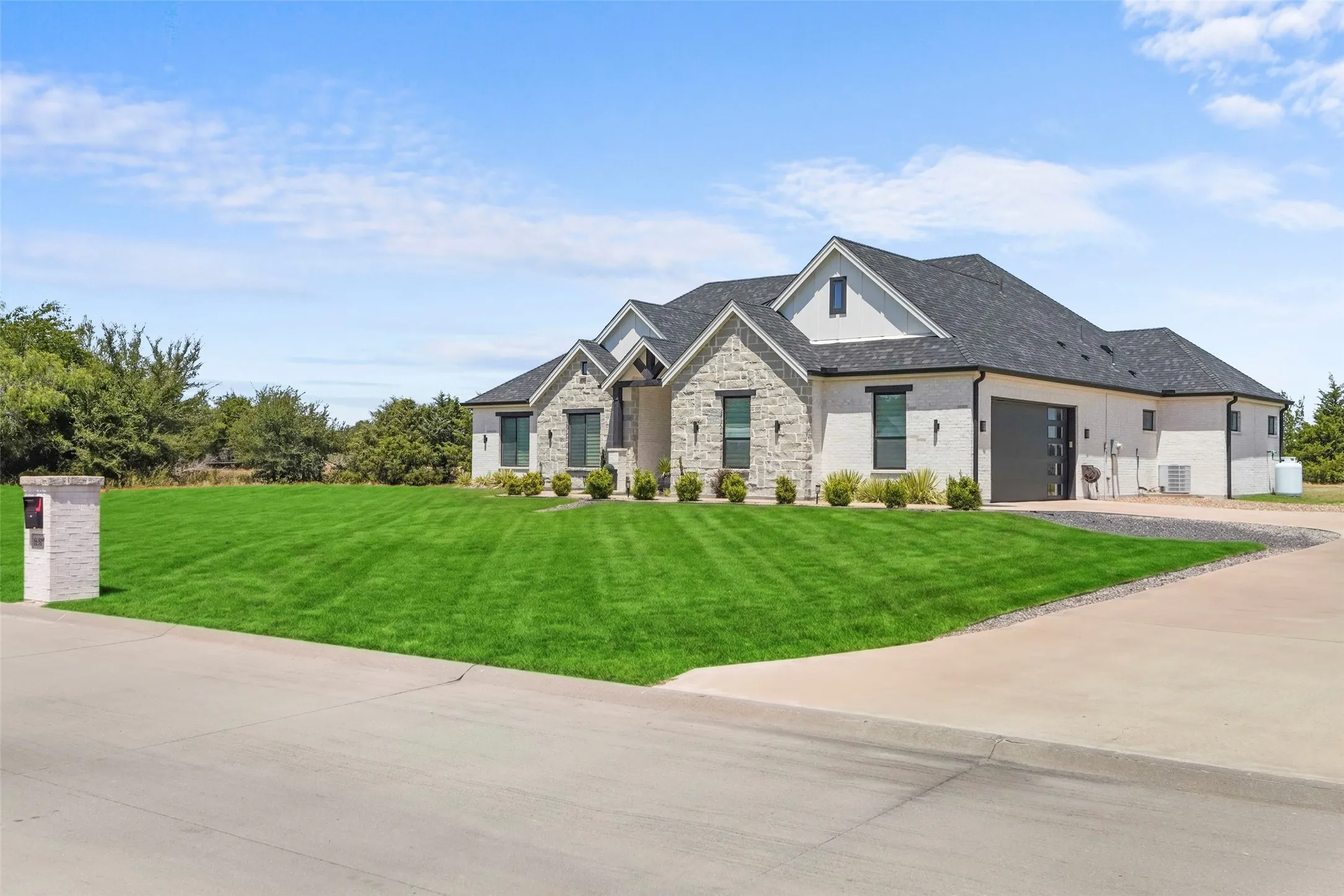 Single Family Residence For Sale in Hunt County , 2315 Doe Crossing, Caddo Mills, Texas 75135, 3 Bedroom, 4 Bathroom, 2 Garage spaces, 2,944 Sqft, built in 2022, mls#21365874, Real Estate Agent in Caddo Mills, Homes For Sale in Hunt county, Homes For Sale in Caddo Mills, Realtor in Caddo Mills Texas, Real Estate Brokerage Independent Realty Texas, Luminita Cordes Realtor