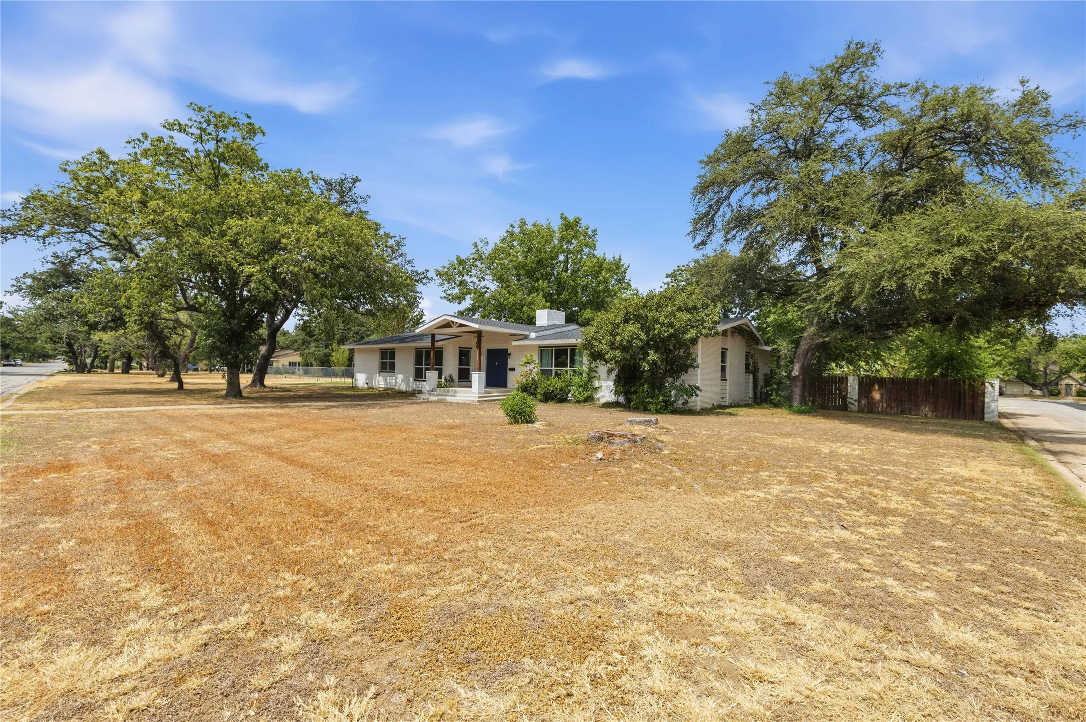 Single Family Residence For Sale in Brown County , 2006 11th Street, Brownwood, Texas 76801, 3 Bedroom, 3 Bathroom, Garage spaces, 2,353 Sqft, built in 0, mls#21366528, Real Estate Agent in Brownwood, Homes For Sale in Brown county, Homes For Sale in Brownwood, Realtor in Brownwood Texas, Real Estate Brokerage Independent Realty Texas, Luminita Cordes Realtor