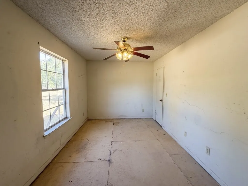 Farm For Sale in Van Zandt County , 32951 Fm 47, Mabank, Texas 75147, 4 Bedroom, 2 Bathroom, Garage spaces, 1,700 Sqft, built in 1975, mls#21366468, Real Estate Agent in Mabank, Homes For Sale in Van Zandt county, Homes For Sale in Mabank, Realtor in Mabank Texas, Real Estate Brokerage Independent Realty Texas, Luminita Cordes Realtor