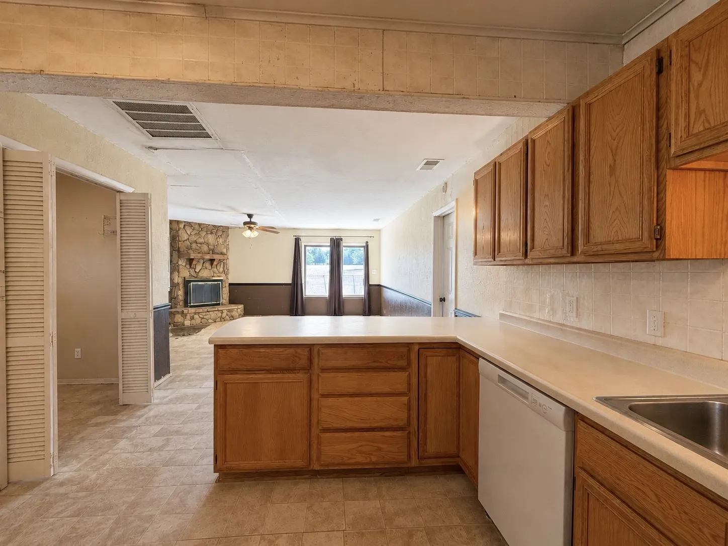 Farm For Sale in Van Zandt County , 32951 Fm 47, Mabank, Texas 75147, 4 Bedroom, 2 Bathroom, Garage spaces, 1,700 Sqft, built in 1975, mls#21366468, Real Estate Agent in Mabank, Homes For Sale in Van Zandt county, Homes For Sale in Mabank, Realtor in Mabank Texas, Real Estate Brokerage Independent Realty Texas, Luminita Cordes Realtor