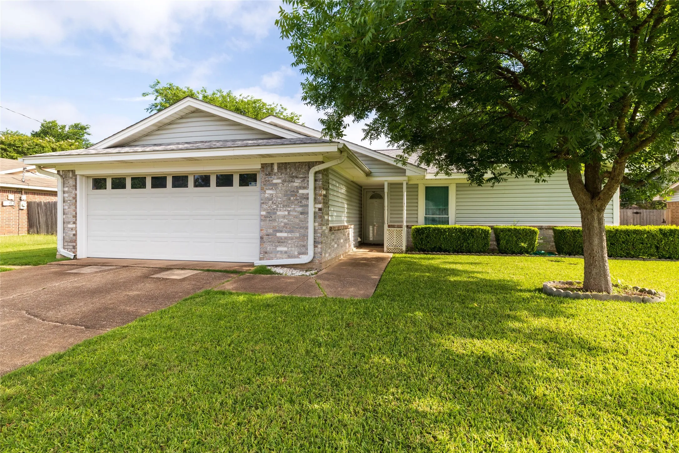 Single Family Residence For Sale in Tarrant County , 1309 Mercedes Street, Benbrook, Texas 76126, 3 Bedroom, 2 Bathroom, 2 Garage spaces, 1,349 Sqft, built in 1982, Price $315,000, mls#21366134, Real Estate Agent in Benbrook, Homes For Sale in Tarrant county, Homes For Sale in Benbrook, Realtor in Benbrook Texas, Real Estate Brokerage Independent Realty Texas, Luminita Cordes Realtor