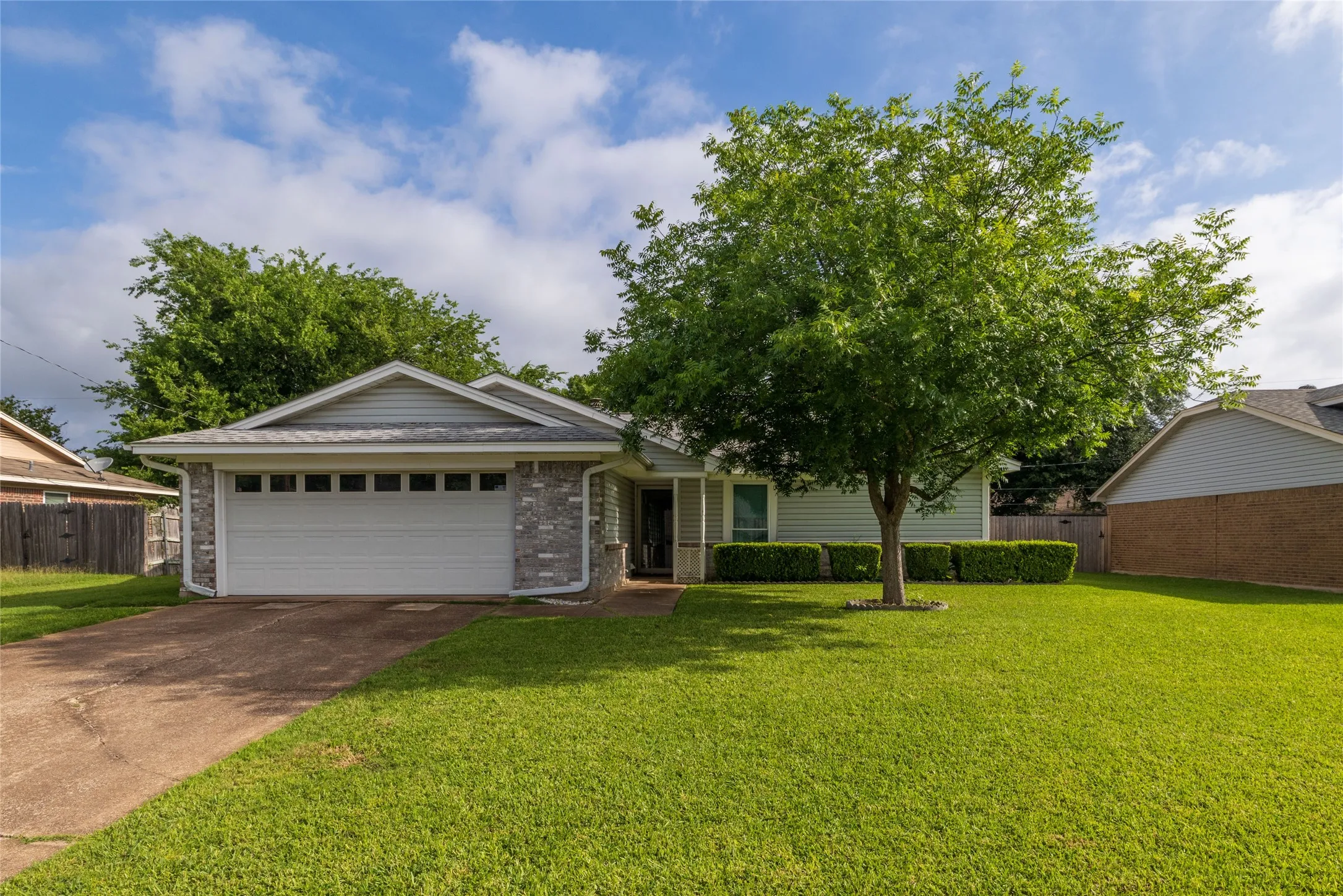 Single Family Residence For Sale in Tarrant County , 1309 Mercedes Street, Benbrook, Texas 76126, 3 Bedroom, 2 Bathroom, 2 Garage spaces, 1,349 Sqft, built in 1982, Price $315,000, mls#21366134, Real Estate Agent in Benbrook, Homes For Sale in Tarrant county, Homes For Sale in Benbrook, Realtor in Benbrook Texas, Real Estate Brokerage Independent Realty Texas, Luminita Cordes Realtor