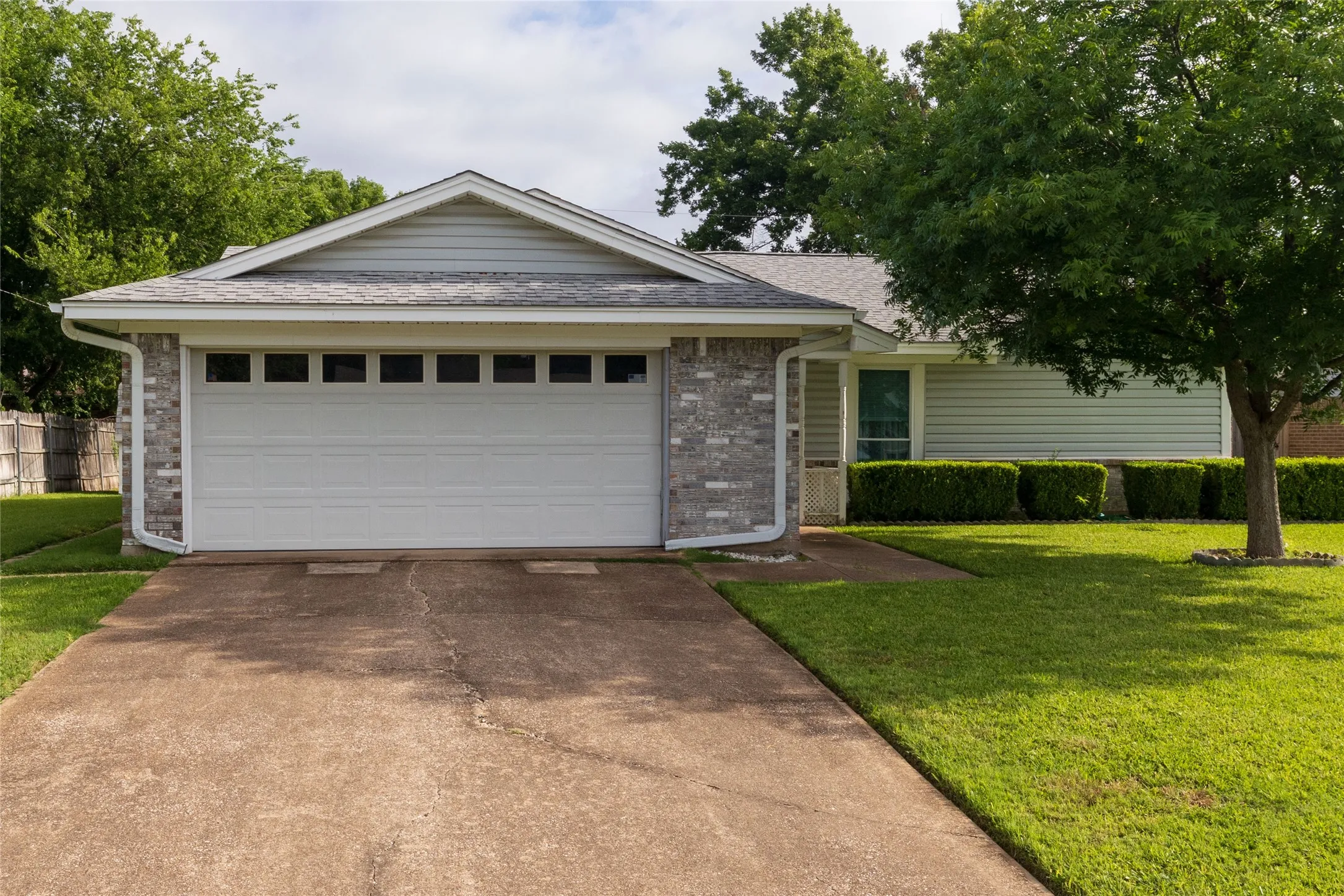 Single Family Residence For Sale in Tarrant County , 1309 Mercedes Street, Benbrook, Texas 76126, 3 Bedroom, 2 Bathroom, 2 Garage spaces, 1,349 Sqft, built in 1982, Price $315,000, mls#21366134, Real Estate Agent in Benbrook, Homes For Sale in Tarrant county, Homes For Sale in Benbrook, Realtor in Benbrook Texas, Real Estate Brokerage Independent Realty Texas, Luminita Cordes Realtor