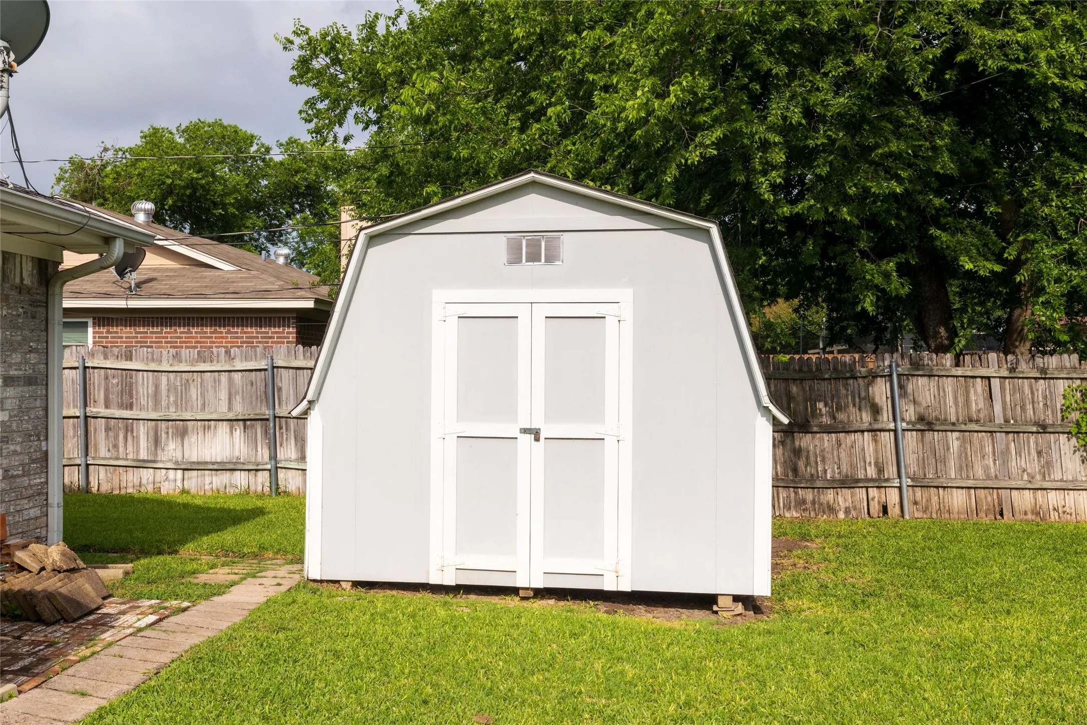 Single Family Residence For Sale in Tarrant County , 1309 Mercedes Street, Benbrook, Texas 76126, 3 Bedroom, 2 Bathroom, 2 Garage spaces, 1,349 Sqft, built in 1982, Price $315,000, mls#21366134, Real Estate Agent in Benbrook, Homes For Sale in Tarrant county, Homes For Sale in Benbrook, Realtor in Benbrook Texas, Real Estate Brokerage Independent Realty Texas, Luminita Cordes Realtor