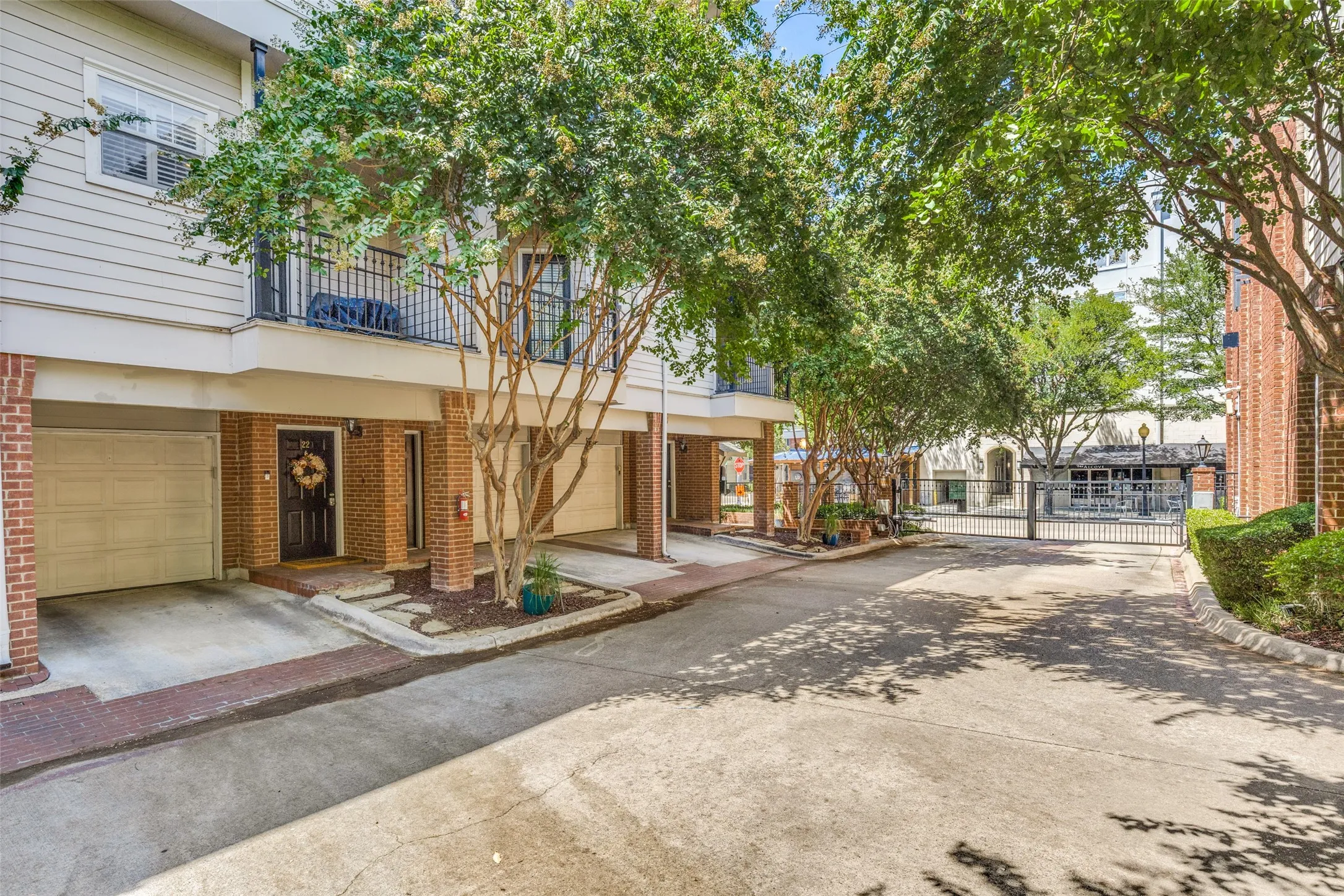 Condominium For Sale in Dallas County , 2902 State Street 22, Dallas, Texas 75204, 2 Bedroom, 3 Bathroom, 1 Garage spaces, 1,221 Sqft, built in 1994, mls#21366516, Real Estate Agent in Dallas, Homes For Sale in Dallas county, Homes For Sale in Dallas, Realtor in Dallas Texas, Real Estate Brokerage Independent Realty Texas, Luminita Cordes Realtor