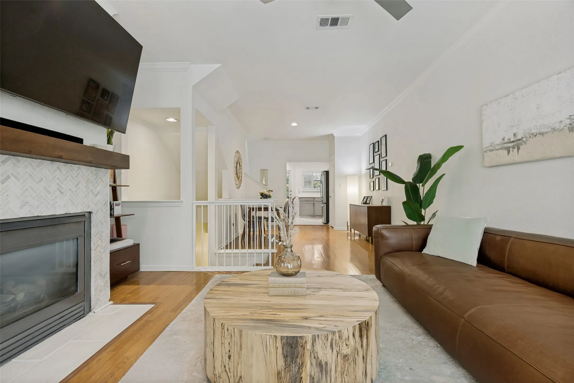 Condominium For Sale in Dallas County , 2902 State Street 22, Dallas, Texas 75204, 2 Bedroom, 3 Bathroom, 1 Garage spaces, 1,221 Sqft, built in 1994, mls#21366516, Real Estate Agent in Dallas, Homes For Sale in Dallas county, Homes For Sale in Dallas, Realtor in Dallas Texas, Real Estate Brokerage Independent Realty Texas, Luminita Cordes Realtor