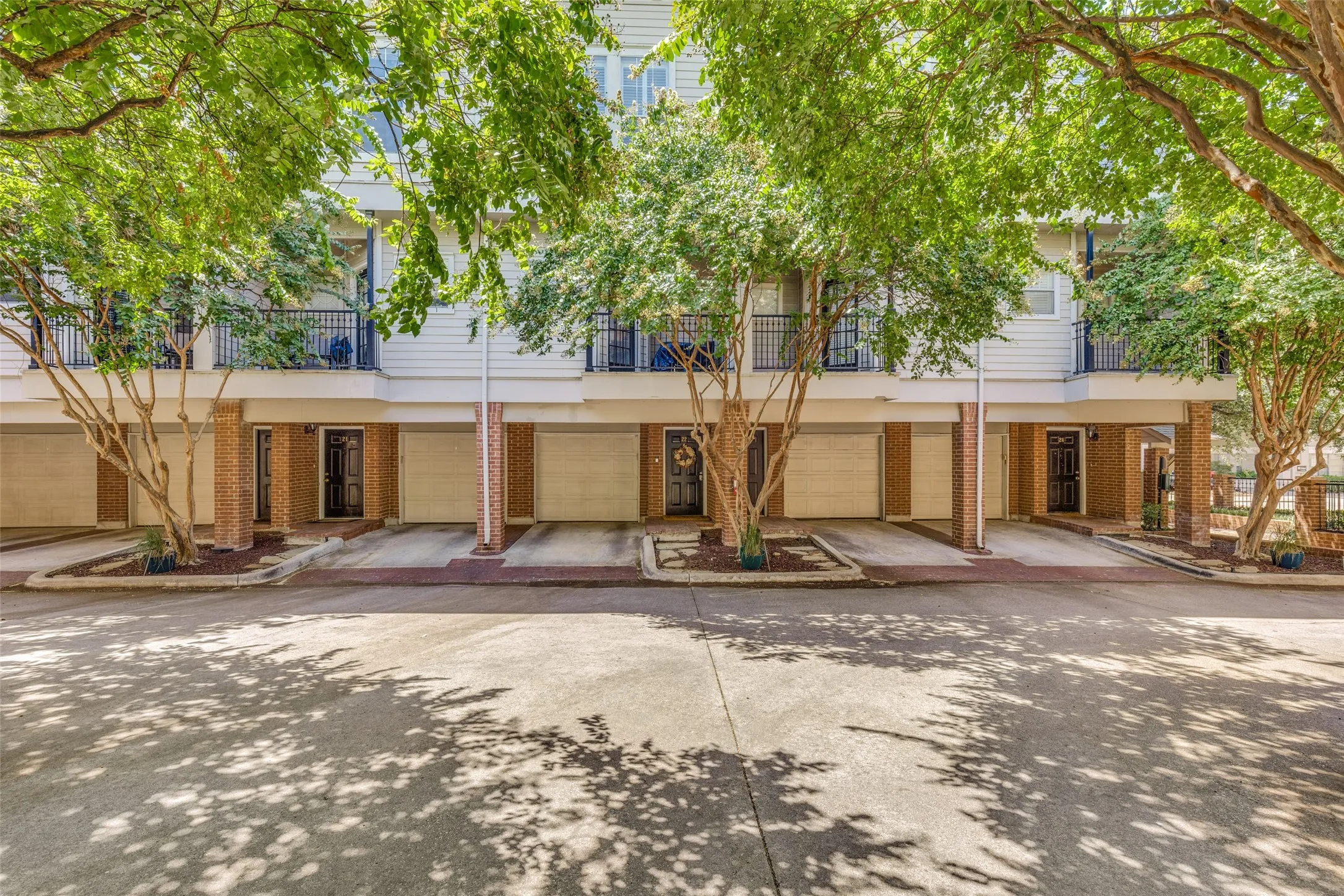 Condominium For Sale in Dallas County , 2902 State Street 22, Dallas, Texas 75204, 2 Bedroom, 3 Bathroom, 1 Garage spaces, 1,221 Sqft, built in 1994, mls#21366516, Real Estate Agent in Dallas, Homes For Sale in Dallas county, Homes For Sale in Dallas, Realtor in Dallas Texas, Real Estate Brokerage Independent Realty Texas, Luminita Cordes Realtor