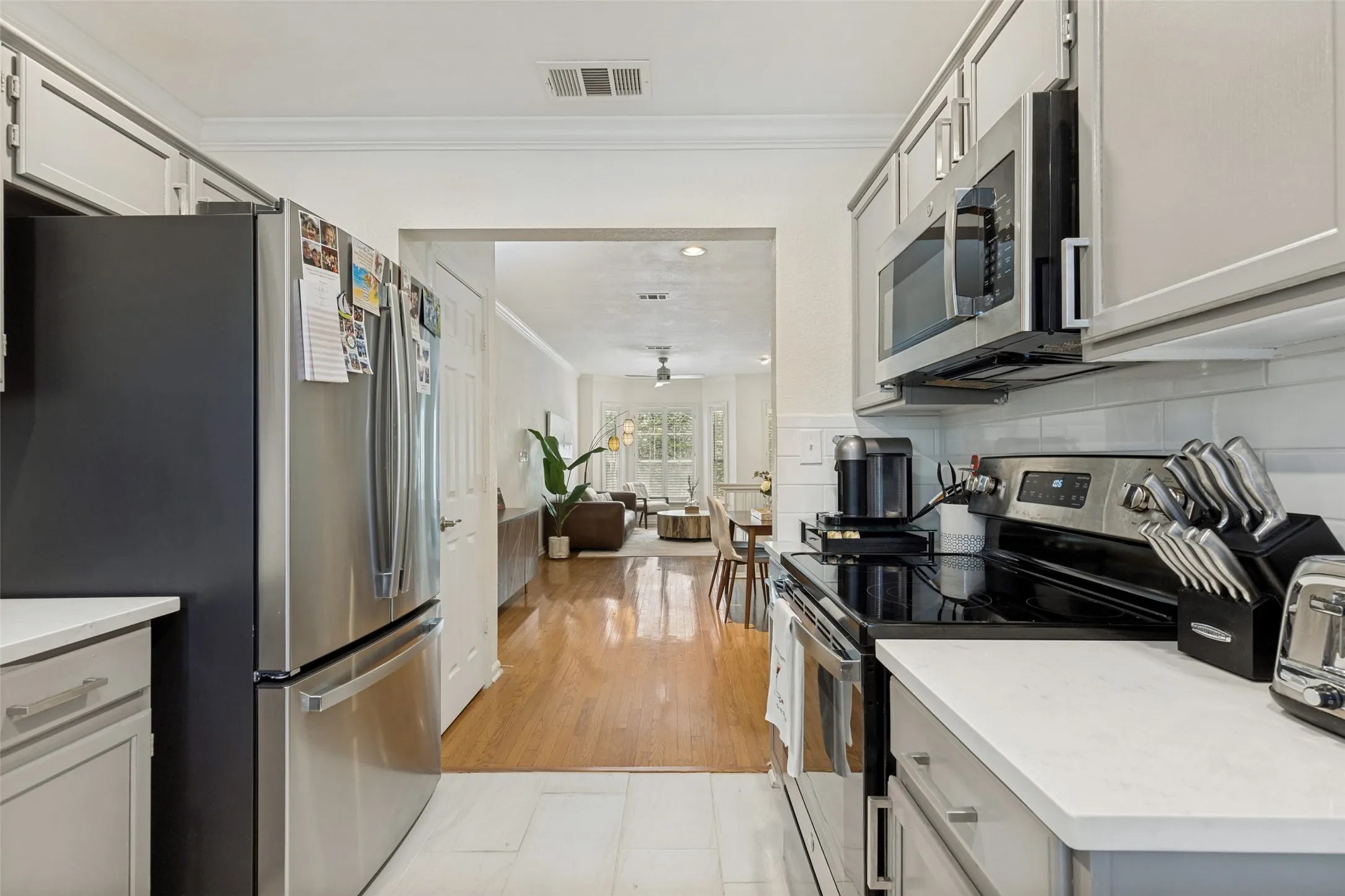 Condominium For Sale in Dallas County , 2902 State Street 22, Dallas, Texas 75204, 2 Bedroom, 3 Bathroom, 1 Garage spaces, 1,221 Sqft, built in 1994, mls#21366516, Real Estate Agent in Dallas, Homes For Sale in Dallas county, Homes For Sale in Dallas, Realtor in Dallas Texas, Real Estate Brokerage Independent Realty Texas, Luminita Cordes Realtor