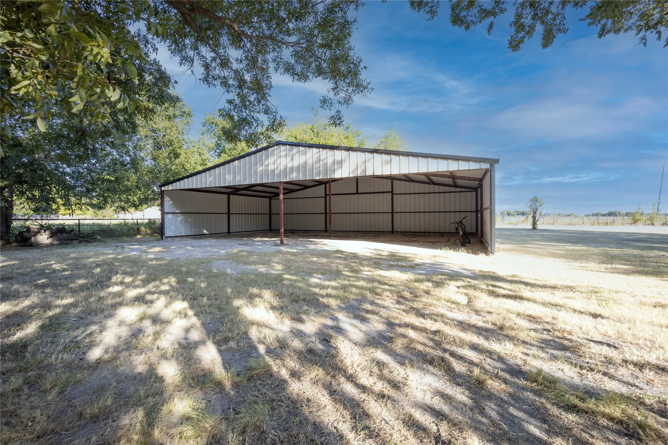 Single Family Residence For Sale in Navarro County , 5004 Fm 3041, Corsicana, Texas 75109, 3 Bedroom, 1 Bathroom, Garage spaces, 2,328 Sqft, built in 1910, mls#21365623, Real Estate Agent in Corsicana, Homes For Sale in Navarro county, Homes For Sale in Corsicana, Realtor in Corsicana Texas, Real Estate Brokerage Independent Realty Texas, Luminita Cordes Realtor
