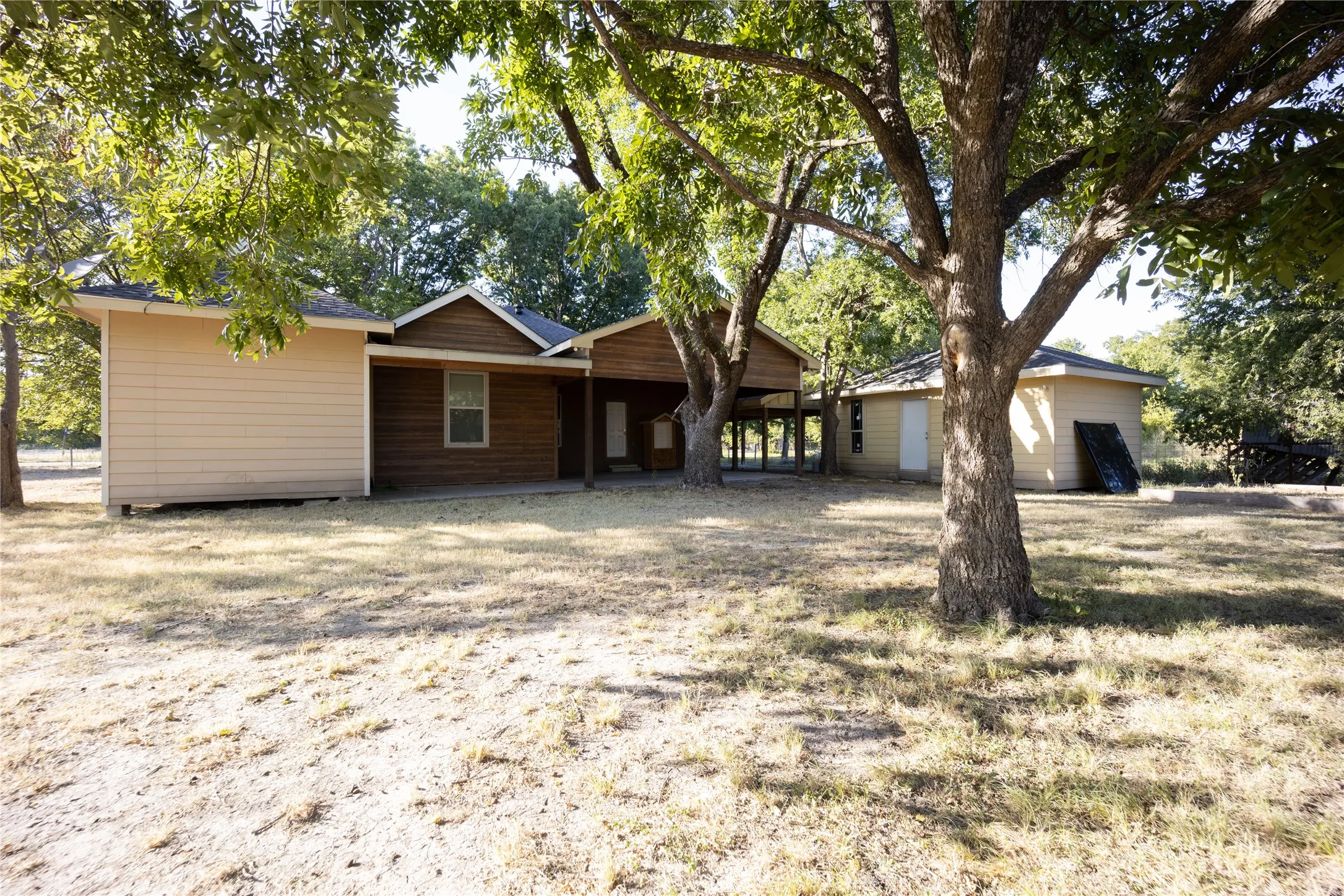 Single Family Residence For Sale in Navarro County , 5004 Fm 3041, Corsicana, Texas 75109, 3 Bedroom, 1 Bathroom, Garage spaces, 2,328 Sqft, built in 1910, mls#21365623, Real Estate Agent in Corsicana, Homes For Sale in Navarro county, Homes For Sale in Corsicana, Realtor in Corsicana Texas, Real Estate Brokerage Independent Realty Texas, Luminita Cordes Realtor