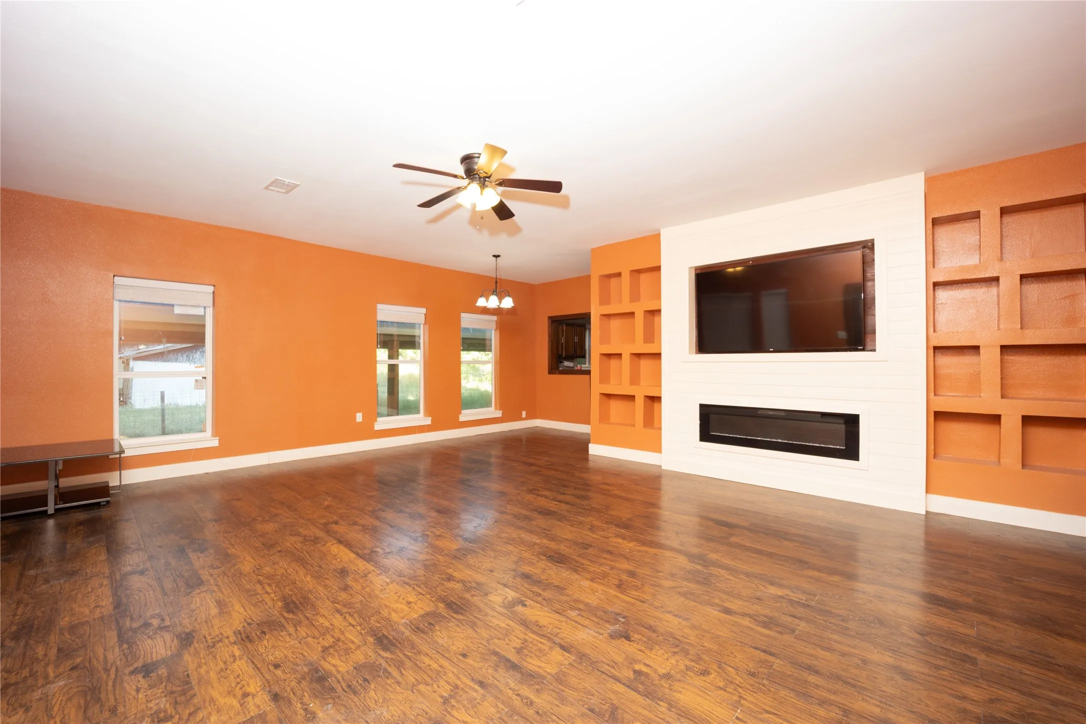 Single Family Residence For Sale in Navarro County , 5004 Fm 3041, Corsicana, Texas 75109, 3 Bedroom, 1 Bathroom, Garage spaces, 2,328 Sqft, built in 1910, mls#21365623, Real Estate Agent in Corsicana, Homes For Sale in Navarro county, Homes For Sale in Corsicana, Realtor in Corsicana Texas, Real Estate Brokerage Independent Realty Texas, Luminita Cordes Realtor