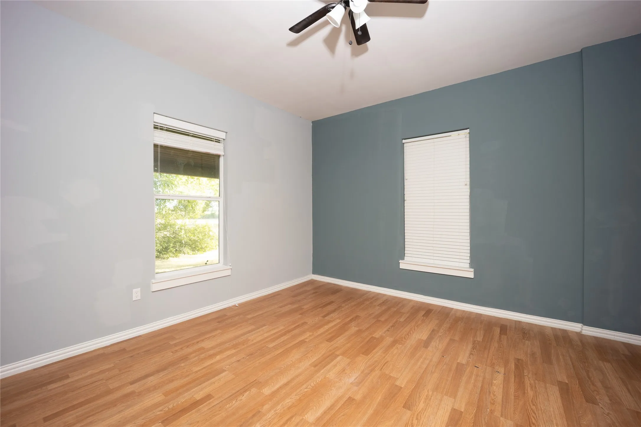 Single Family Residence For Sale in Navarro County , 5004 Fm 3041, Corsicana, Texas 75109, 3 Bedroom, 1 Bathroom, Garage spaces, 2,328 Sqft, built in 1910, mls#21365623, Real Estate Agent in Corsicana, Homes For Sale in Navarro county, Homes For Sale in Corsicana, Realtor in Corsicana Texas, Real Estate Brokerage Independent Realty Texas, Luminita Cordes Realtor