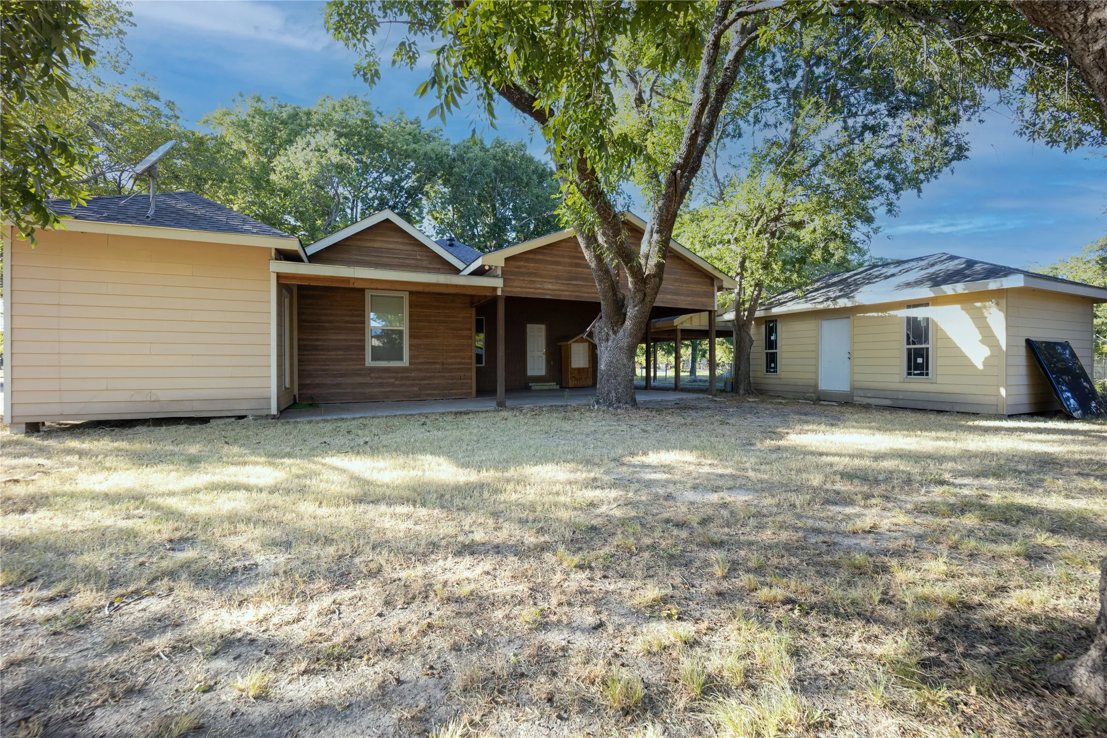 Single Family Residence For Sale in Navarro County , 5004 Fm 3041, Corsicana, Texas 75109, 3 Bedroom, 1 Bathroom, Garage spaces, 2,328 Sqft, built in 1910, mls#21365623, Real Estate Agent in Corsicana, Homes For Sale in Navarro county, Homes For Sale in Corsicana, Realtor in Corsicana Texas, Real Estate Brokerage Independent Realty Texas, Luminita Cordes Realtor