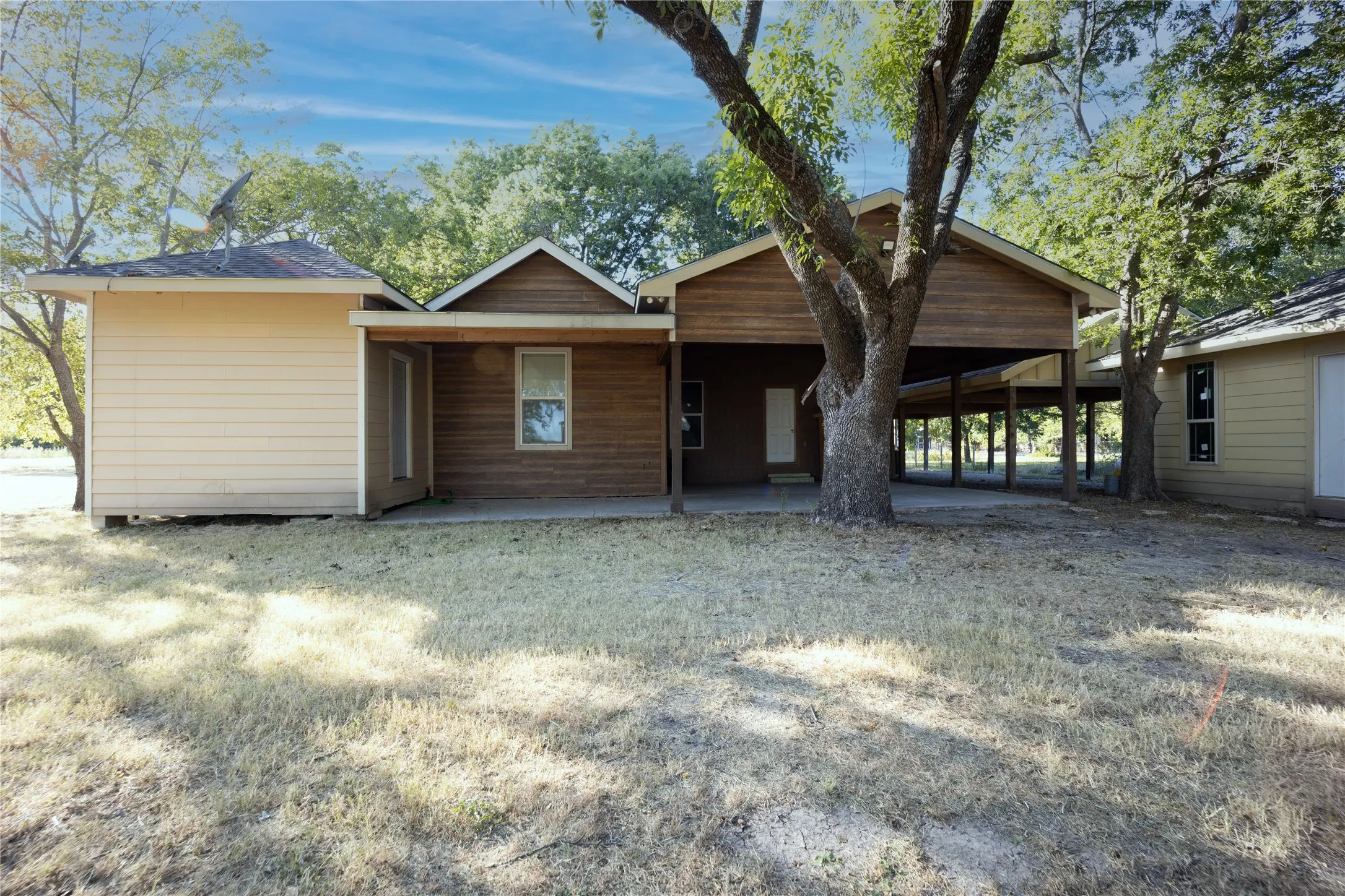 Single Family Residence For Sale in Navarro County , 5004 Fm 3041, Corsicana, Texas 75109, 3 Bedroom, 1 Bathroom, Garage spaces, 2,328 Sqft, built in 1910, mls#21365623, Real Estate Agent in Corsicana, Homes For Sale in Navarro county, Homes For Sale in Corsicana, Realtor in Corsicana Texas, Real Estate Brokerage Independent Realty Texas, Luminita Cordes Realtor