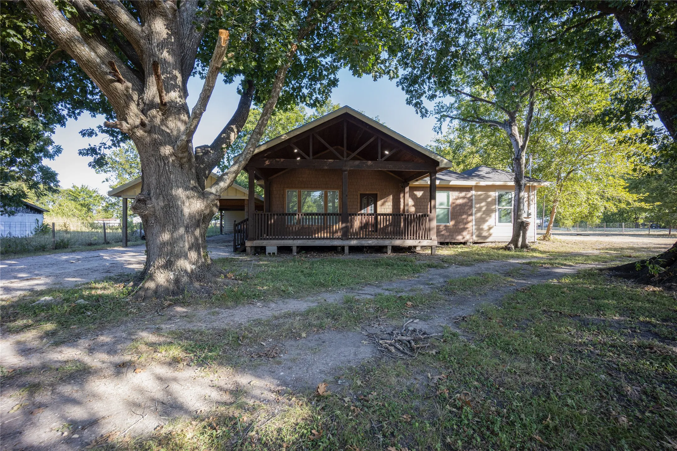 Single Family Residence For Sale in Navarro County , 5004 Fm 3041, Corsicana, Texas 75109, 3 Bedroom, 1 Bathroom, Garage spaces, 2,328 Sqft, built in 1910, mls#21365623, Real Estate Agent in Corsicana, Homes For Sale in Navarro county, Homes For Sale in Corsicana, Realtor in Corsicana Texas, Real Estate Brokerage Independent Realty Texas, Luminita Cordes Realtor