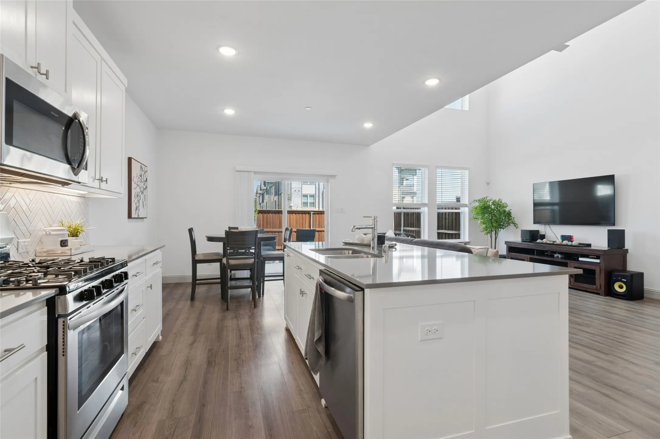 Townhouse For Sale in Collin County , 1336 Hill Country Place, Celina, Texas 75009, 2 Bedroom, 3 Bathroom, 2 Garage spaces, 1,617 Sqft, built in 2022, mls#21366544, Real Estate Agent in Celina, Homes For Sale in Collin county, Homes For Sale in Celina, Realtor in Celina Texas, Real Estate Brokerage Independent Realty Texas, Luminita Cordes Realtor