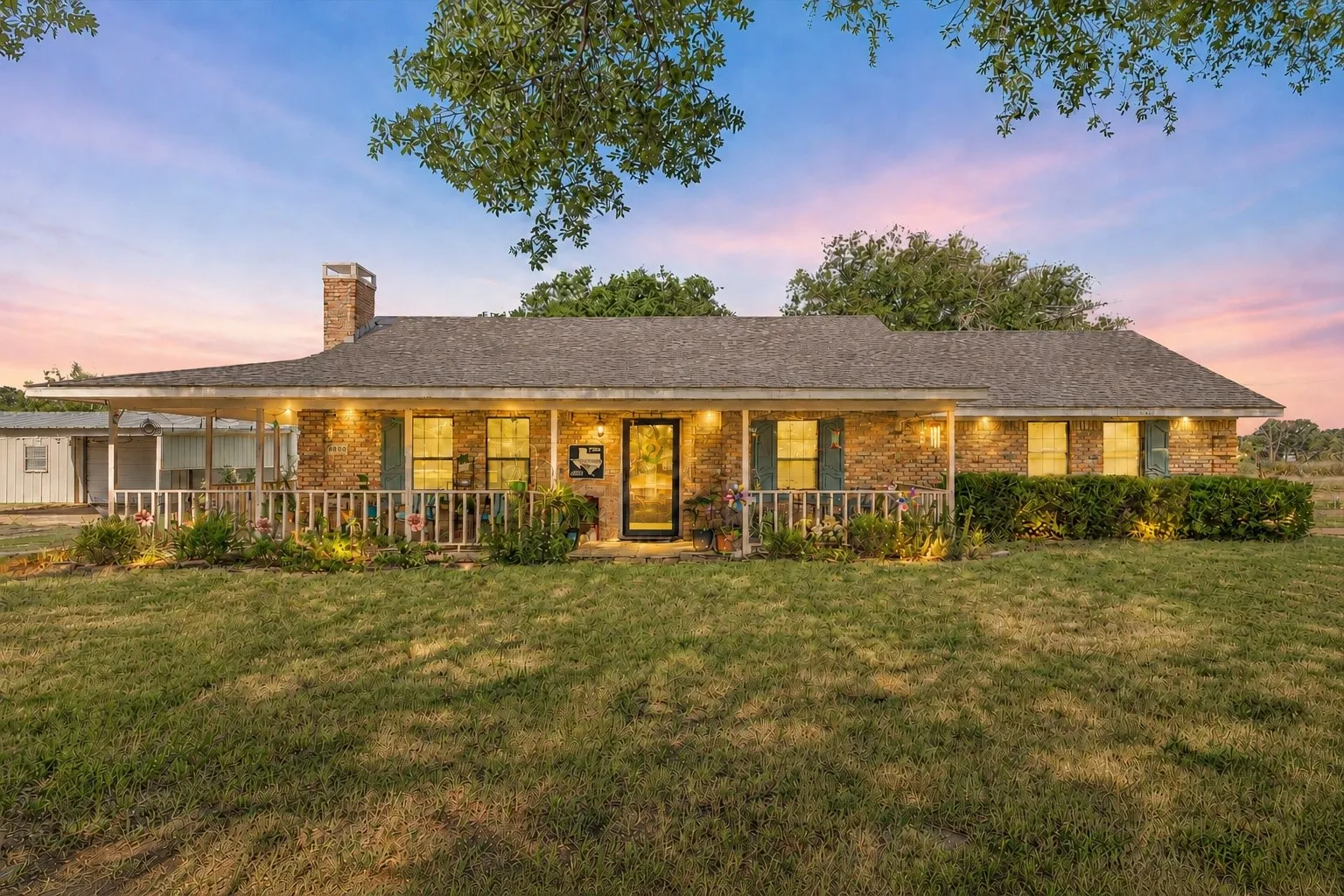 Single Family Residence For Sale in Kaufman County , 6400 County Road 108, Kaufman, Texas 75142, 3 Bedroom, 2 Bathroom, 3 Garage spaces, 1,572 Sqft, built in 1984, mls#21319838, Real Estate Agent in Kaufman, Homes For Sale in Kaufman county, Homes For Sale in Kaufman, Realtor in Kaufman Texas, Real Estate Brokerage Independent Realty Texas, Luminita Cordes Realtor