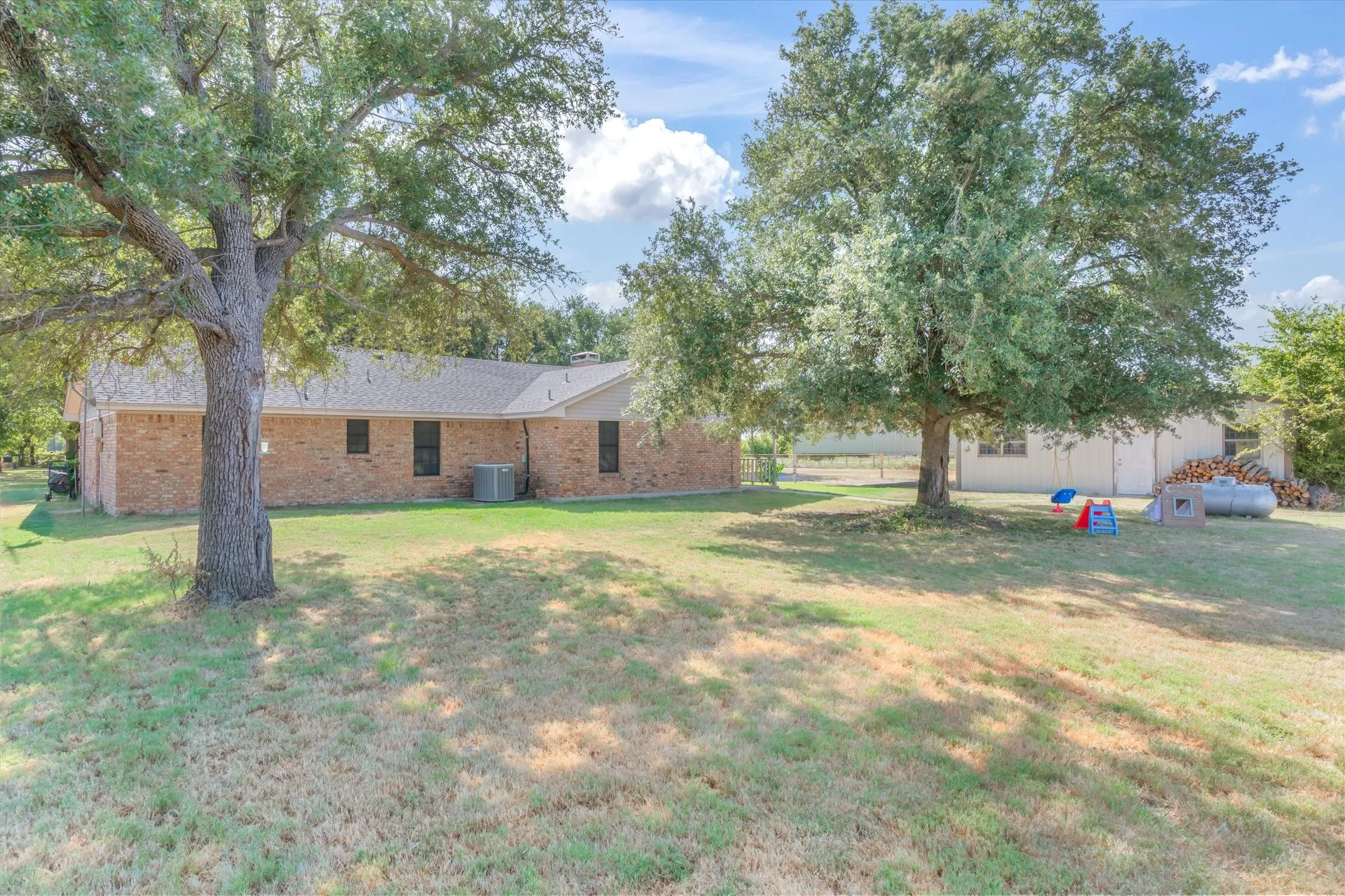 Single Family Residence For Sale in Kaufman County , 6400 County Road 108, Kaufman, Texas 75142, 3 Bedroom, 2 Bathroom, 3 Garage spaces, 1,572 Sqft, built in 1984, mls#21319838, Real Estate Agent in Kaufman, Homes For Sale in Kaufman county, Homes For Sale in Kaufman, Realtor in Kaufman Texas, Real Estate Brokerage Independent Realty Texas, Luminita Cordes Realtor