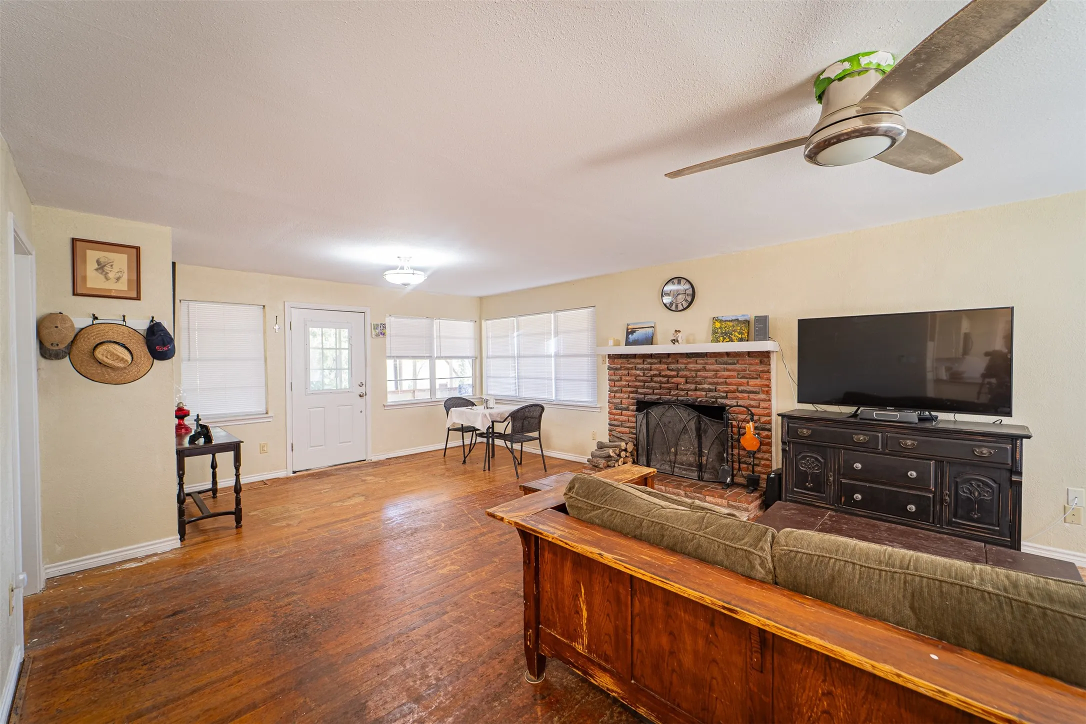 Single Family Residence For Sale in Jones County , 170 Rocky Point Road, Abilene, Texas 79601, 3 Bedroom, 1 Bathroom, Garage spaces, 1,550 Sqft, built in 1946, mls#21365101, Real Estate Agent in Abilene, Homes For Sale in Jones county, Homes For Sale in Abilene, Realtor in Abilene Texas, Real Estate Brokerage Independent Realty Texas, Luminita Cordes Realtor
