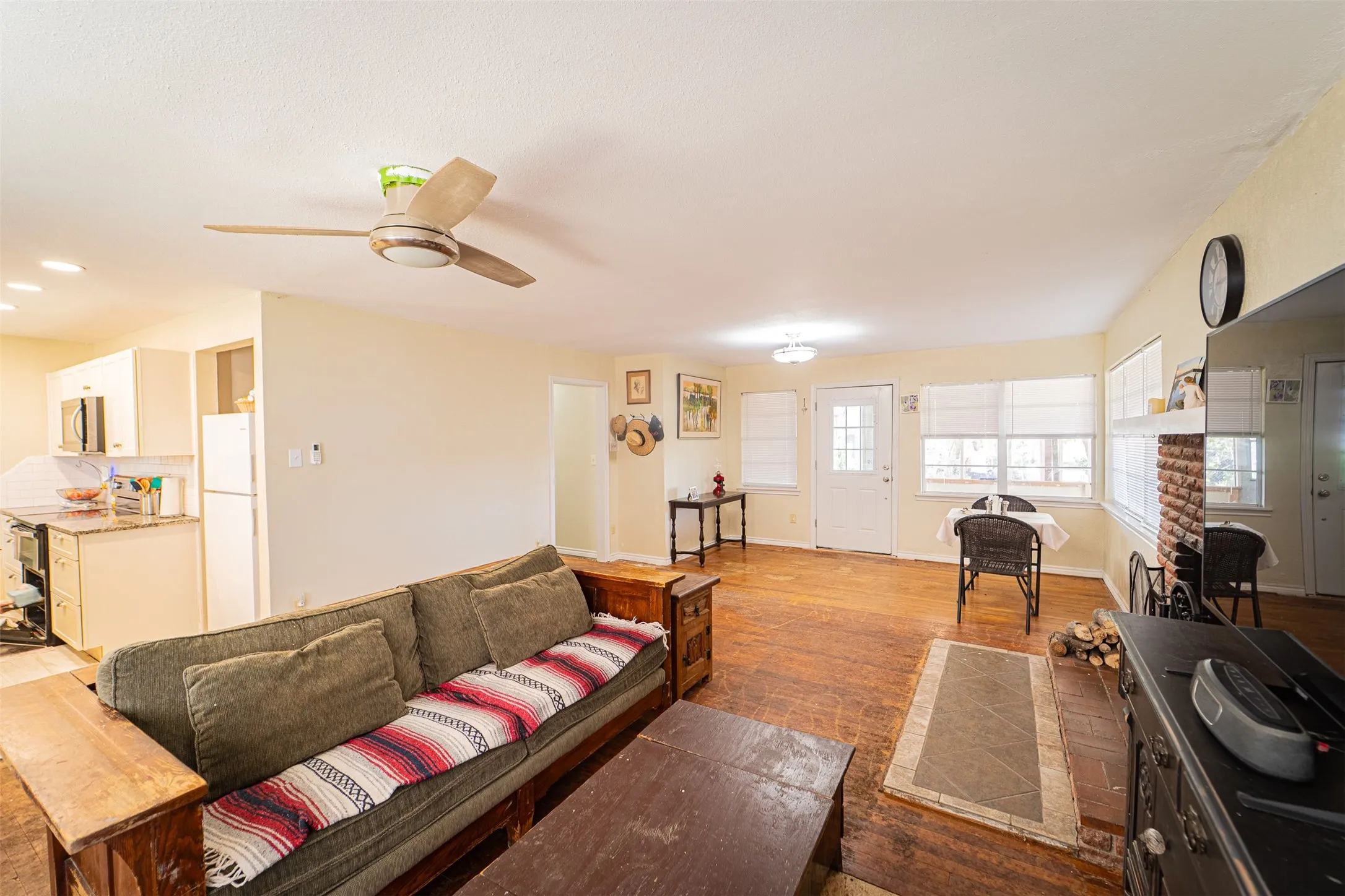 Single Family Residence For Sale in Jones County , 170 Rocky Point Road, Abilene, Texas 79601, 3 Bedroom, 1 Bathroom, Garage spaces, 1,550 Sqft, built in 1946, mls#21365101, Real Estate Agent in Abilene, Homes For Sale in Jones county, Homes For Sale in Abilene, Realtor in Abilene Texas, Real Estate Brokerage Independent Realty Texas, Luminita Cordes Realtor