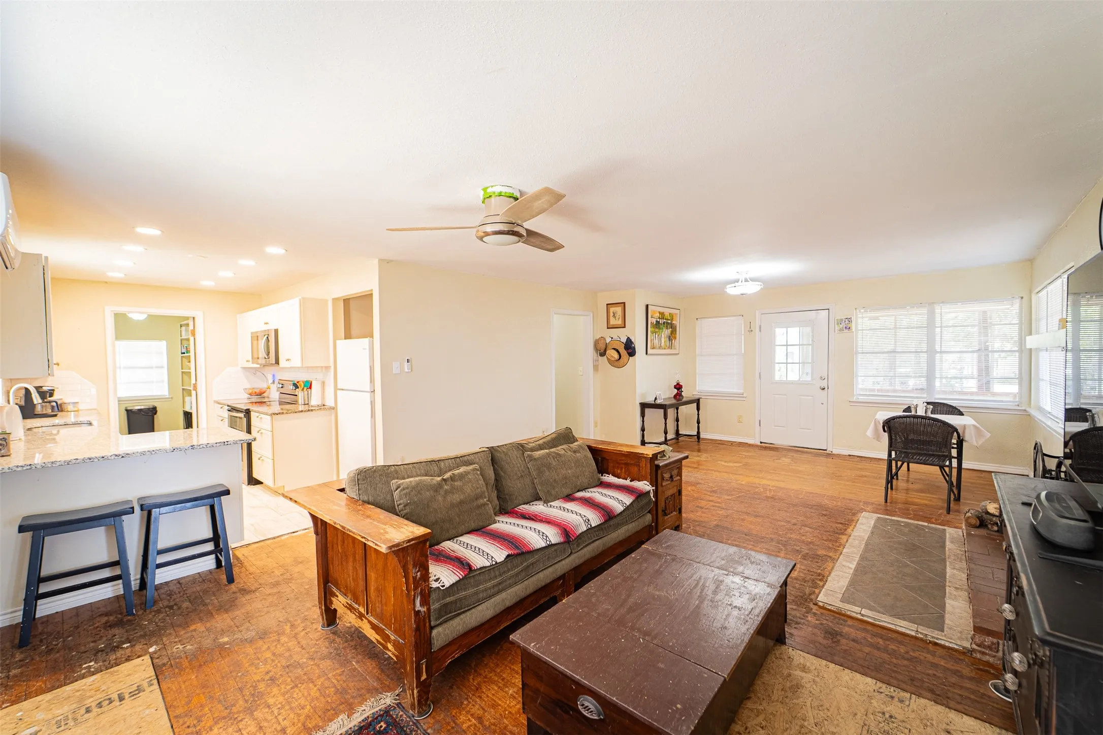 Single Family Residence For Sale in Jones County , 170 Rocky Point Road, Abilene, Texas 79601, 3 Bedroom, 1 Bathroom, Garage spaces, 1,550 Sqft, built in 1946, mls#21365101, Real Estate Agent in Abilene, Homes For Sale in Jones county, Homes For Sale in Abilene, Realtor in Abilene Texas, Real Estate Brokerage Independent Realty Texas, Luminita Cordes Realtor