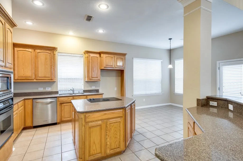 Single Family Residence For Rent in Tarrant County , 613 Caribou Way, Euless, Texas 76039, 4 Bedroom, 3 Bathroom, 2 Garage spaces, 2,770 Sqft, built in 2004, mls#21366541, Real Estate Agent in Euless, Homes For Rent in Tarrant county, Homes For Rent in Euless, Realtor in Euless Texas, Real Estate Brokerage Independent Realty Texas, Luminita Cordes Realtor
