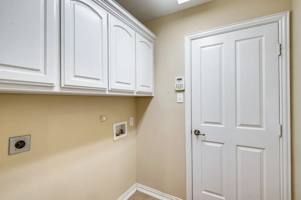 Single Family Residence For Rent in Tarrant County , 613 Caribou Way, Euless, Texas 76039, 4 Bedroom, 3 Bathroom, 2 Garage spaces, 2,770 Sqft, built in 2004, mls#21366541, Real Estate Agent in Euless, Homes For Rent in Tarrant county, Homes For Rent in Euless, Realtor in Euless Texas, Real Estate Brokerage Independent Realty Texas, Luminita Cordes Realtor