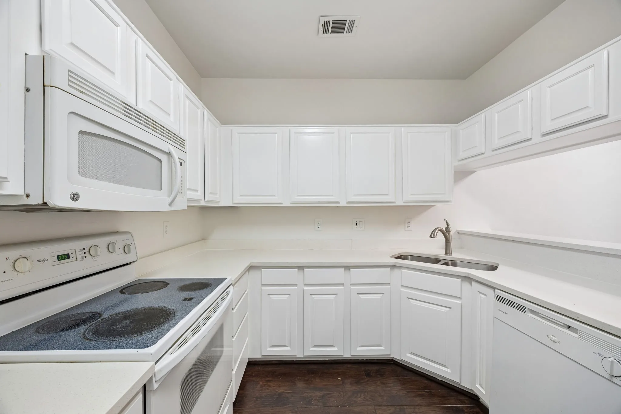 Condominium For Sale in Dallas County , 3401 Binkley Avenue C, University Park, Texas 75205, 1 Bedroom, 2 Bathroom, 1 Garage spaces, 974 Sqft, built in 1985, mls#21366326, Real Estate Agent in University Park, Homes For Sale in Dallas county, Homes For Sale in University Park, Realtor in University Park Texas, Real Estate Brokerage Independent Realty Texas, Luminita Cordes Realtor