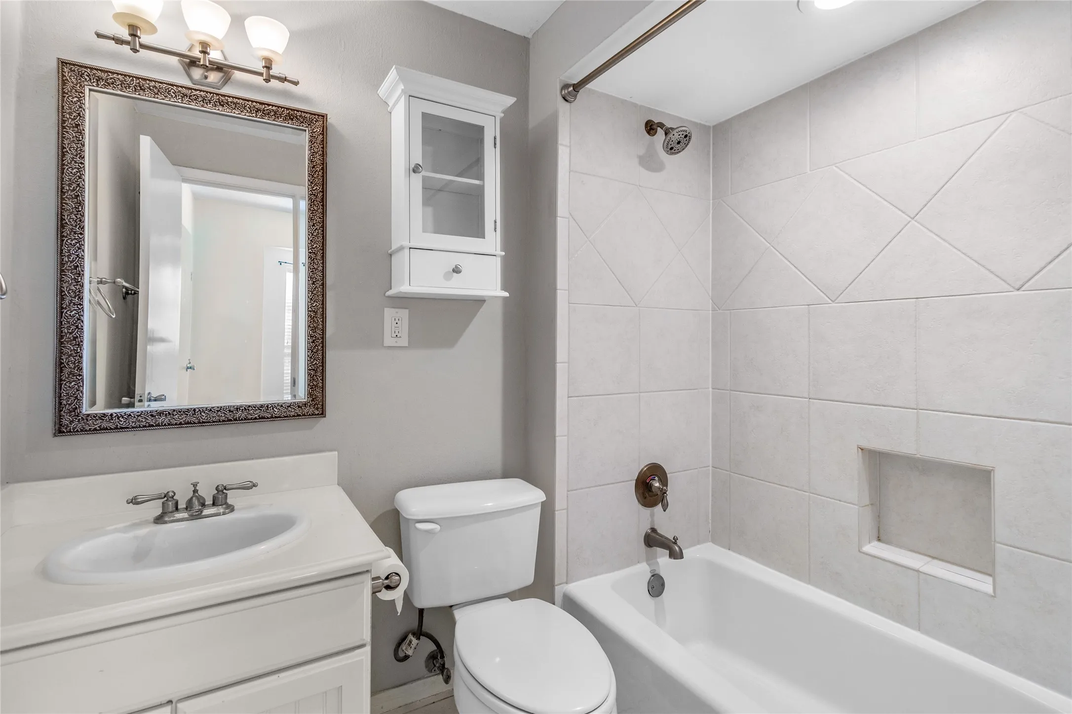 Full bath with bathtub / shower combination and vanity