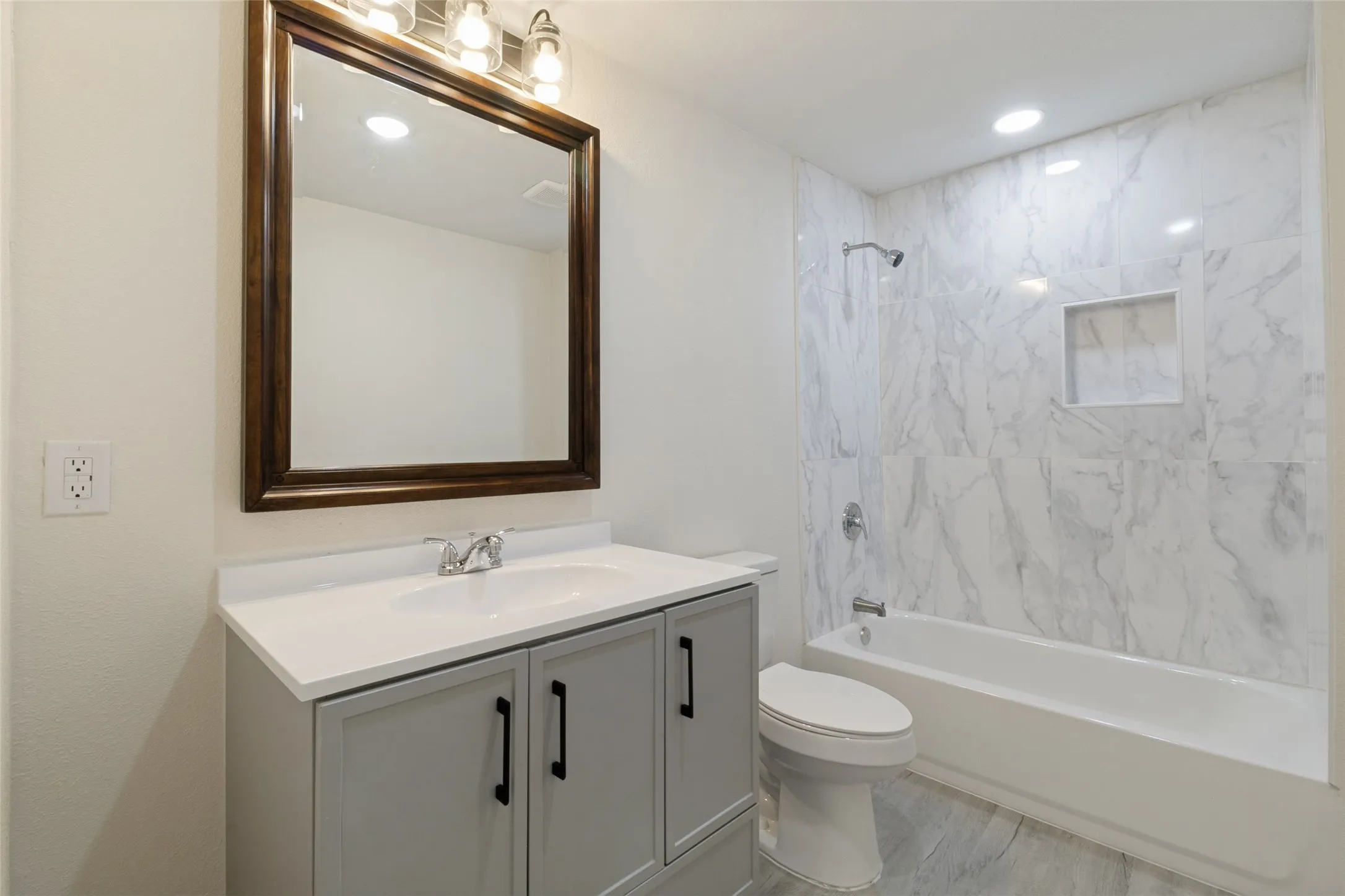 Single Family Residence For Sale in Dallas County , 3516 York Street, Dallas, Texas 75210, 3 Bedroom, 2 Bathroom, Garage spaces, 990 Sqft, built in 1951, mls#21356504, Real Estate Agent in Dallas, Homes For Sale in Dallas county, Homes For Sale in Dallas, Realtor in Dallas Texas, Real Estate Brokerage Independent Realty Texas, Luminita Cordes Realtor