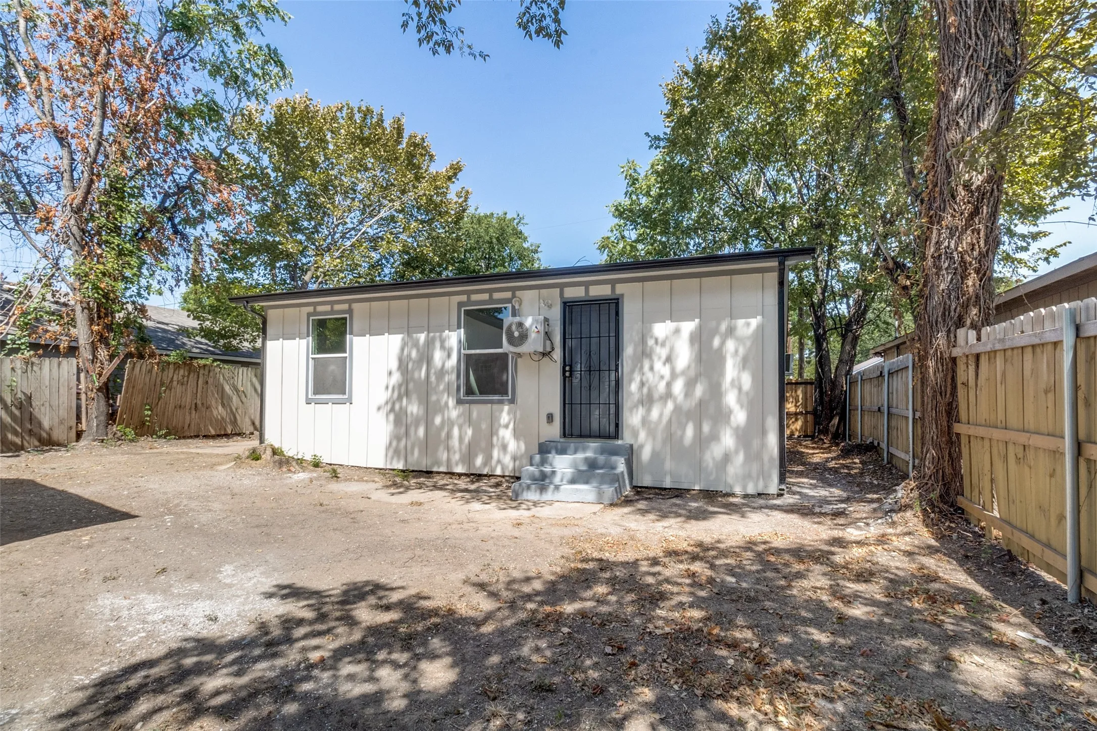 Single Family Residence For Sale in Dallas County , 3516 York Street, Dallas, Texas 75210, 3 Bedroom, 2 Bathroom, Garage spaces, 990 Sqft, built in 1951, mls#21356504, Real Estate Agent in Dallas, Homes For Sale in Dallas county, Homes For Sale in Dallas, Realtor in Dallas Texas, Real Estate Brokerage Independent Realty Texas, Luminita Cordes Realtor