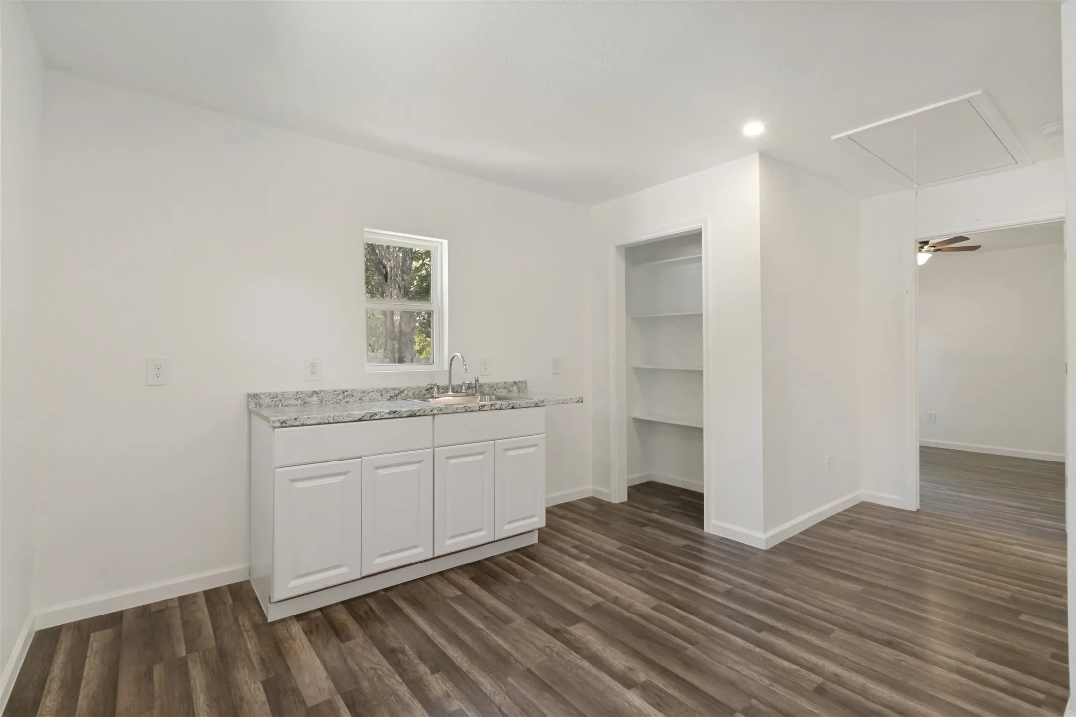 Single Family Residence For Sale in Dallas County , 3516 York Street, Dallas, Texas 75210, 3 Bedroom, 2 Bathroom, Garage spaces, 990 Sqft, built in 1951, mls#21356504, Real Estate Agent in Dallas, Homes For Sale in Dallas county, Homes For Sale in Dallas, Realtor in Dallas Texas, Real Estate Brokerage Independent Realty Texas, Luminita Cordes Realtor