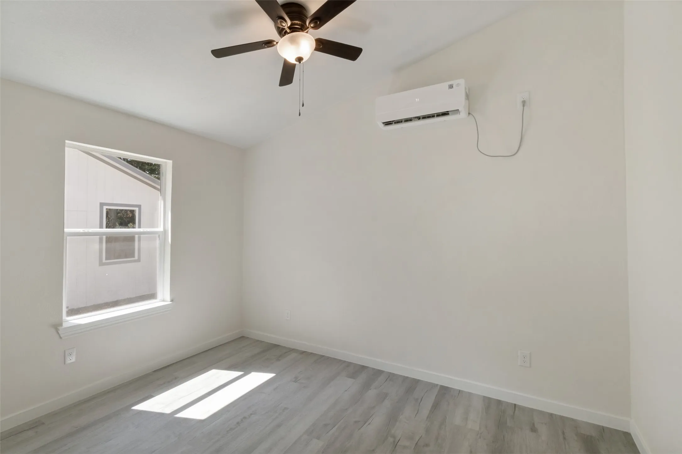Single Family Residence For Sale in Dallas County , 3516 York Street, Dallas, Texas 75210, 3 Bedroom, 2 Bathroom, Garage spaces, 990 Sqft, built in 1951, mls#21356504, Real Estate Agent in Dallas, Homes For Sale in Dallas county, Homes For Sale in Dallas, Realtor in Dallas Texas, Real Estate Brokerage Independent Realty Texas, Luminita Cordes Realtor