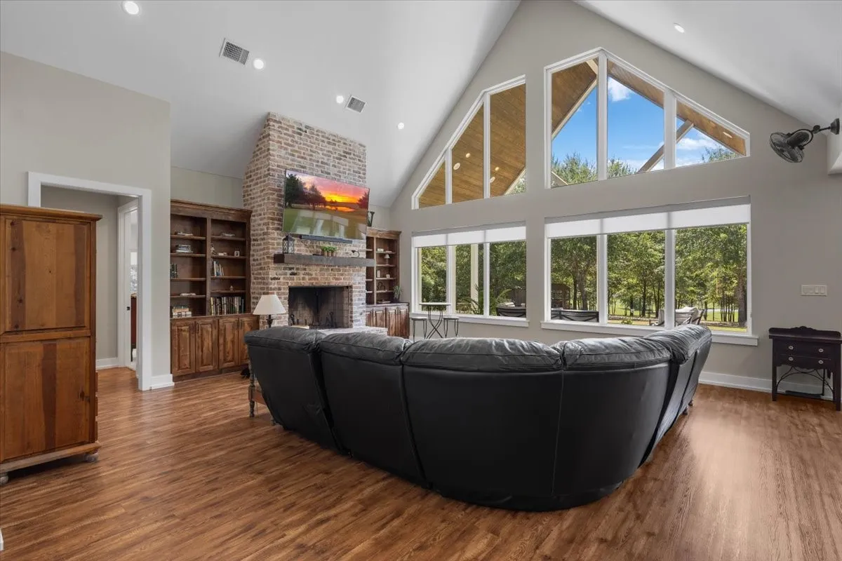 Single Family Residence For Sale in Upshur County , 251 Pintail Place, Gilmer, Texas 75645, 5 Bedroom, 4 Bathroom, 3 Garage spaces, 4,338 Sqft, built in 2018, Price $1,100,000, mls#21365090, Real Estate Agent in Gilmer, Homes For Sale in Upshur county, Homes For Sale in Gilmer, Realtor in Gilmer Texas, Real Estate Brokerage Independent Realty Texas, Luminita Cordes Realtor