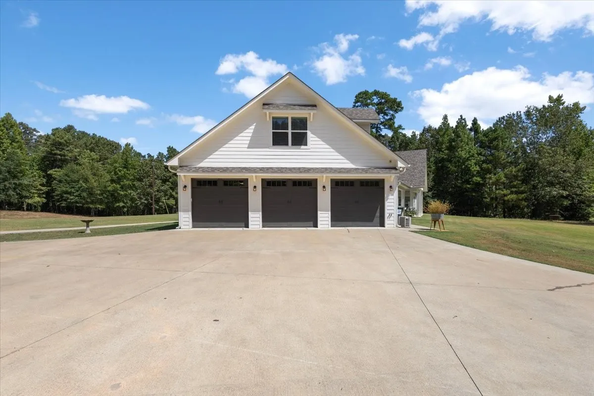 Single Family Residence For Sale in Upshur County , 251 Pintail Place, Gilmer, Texas 75645, 5 Bedroom, 4 Bathroom, 3 Garage spaces, 4,338 Sqft, built in 2018, Price $1,100,000, mls#21365090, Real Estate Agent in Gilmer, Homes For Sale in Upshur county, Homes For Sale in Gilmer, Realtor in Gilmer Texas, Real Estate Brokerage Independent Realty Texas, Luminita Cordes Realtor