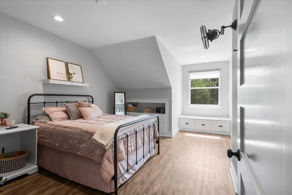Single Family Residence For Sale in Upshur County , 251 Pintail Place, Gilmer, Texas 75645, 5 Bedroom, 4 Bathroom, 3 Garage spaces, 4,338 Sqft, built in 2018, Price $1,100,000, mls#21365090, Real Estate Agent in Gilmer, Homes For Sale in Upshur county, Homes For Sale in Gilmer, Realtor in Gilmer Texas, Real Estate Brokerage Independent Realty Texas, Luminita Cordes Realtor