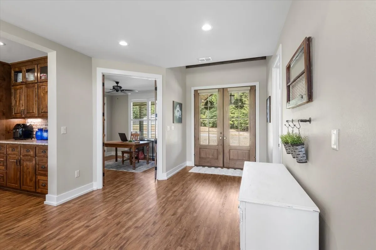 Single Family Residence For Sale in Upshur County , 251 Pintail Place, Gilmer, Texas 75645, 5 Bedroom, 4 Bathroom, 3 Garage spaces, 4,338 Sqft, built in 2018, Price $1,100,000, mls#21365090, Real Estate Agent in Gilmer, Homes For Sale in Upshur county, Homes For Sale in Gilmer, Realtor in Gilmer Texas, Real Estate Brokerage Independent Realty Texas, Luminita Cordes Realtor